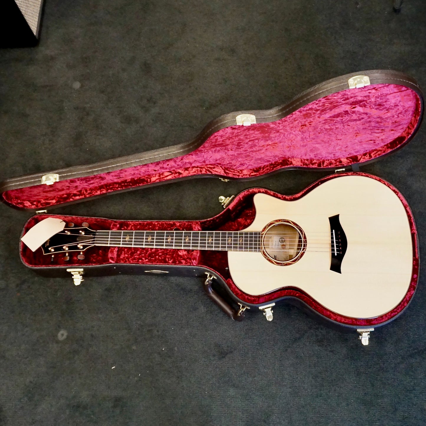 Taylor NAMM SHOW 2024 #1 C14ce B4001 – Grand Auditorium Euro Spruce/Figured Oregon Myrtlewood