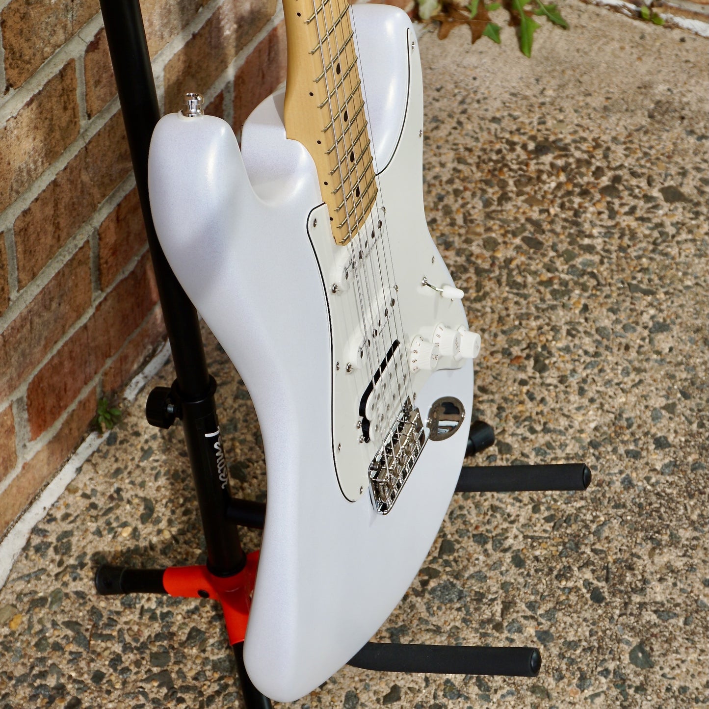 Fender Juanes Stratocaster Maple Fingerboard Luna White