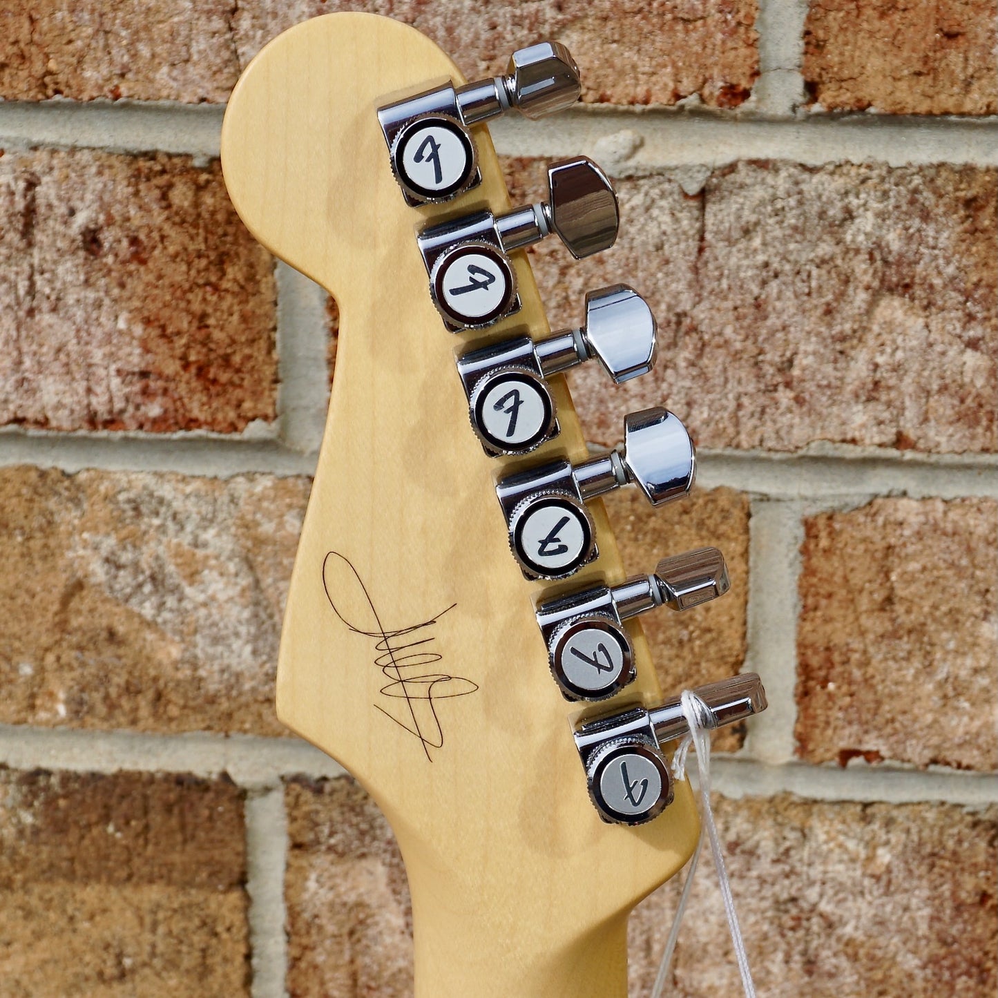 Fender Juanes Stratocaster Maple Fingerboard Luna White