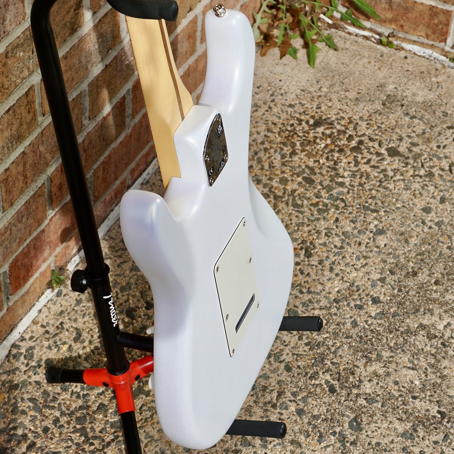 Fender Juanes Stratocaster Maple Fingerboard Luna White