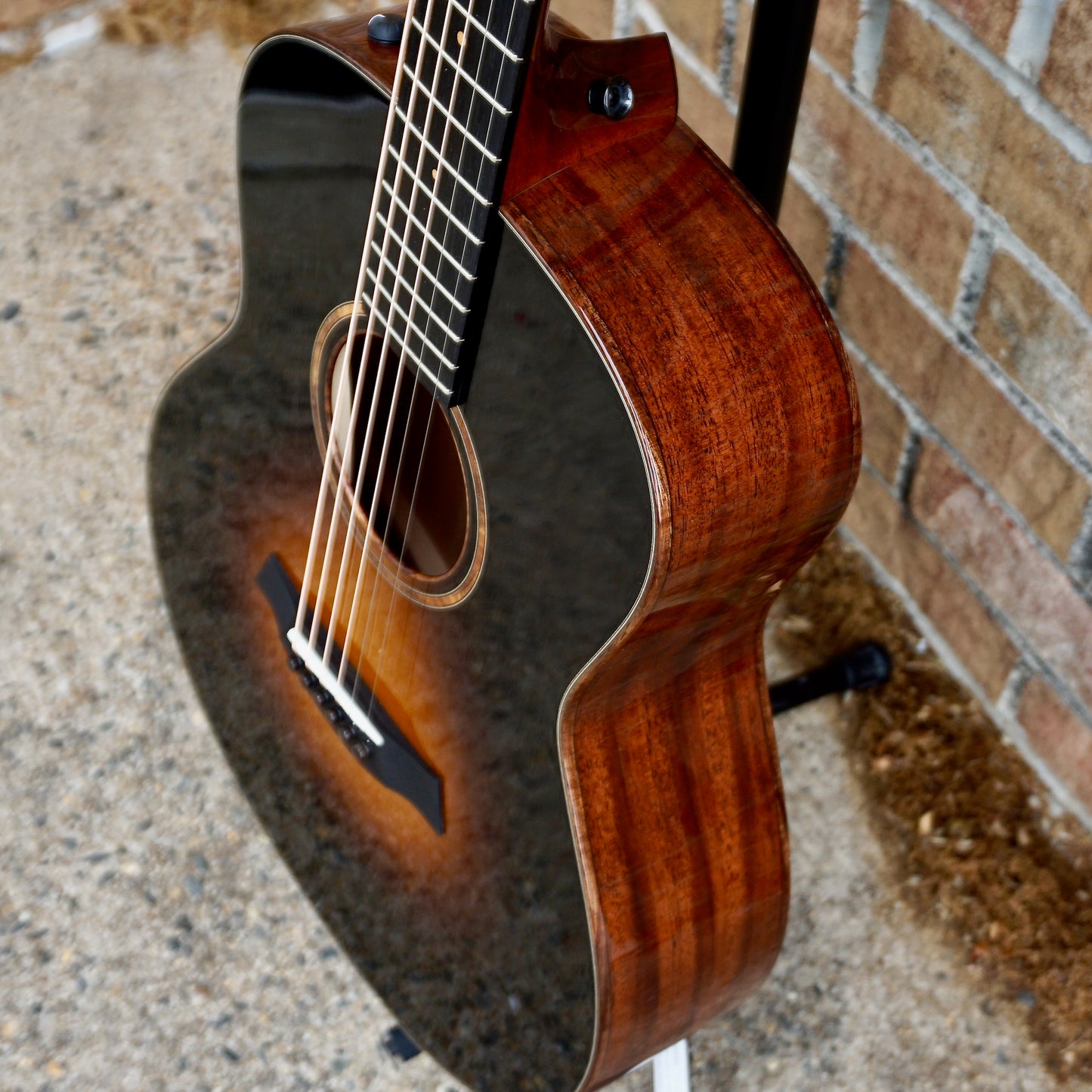 Taylor NAMM Show Custom #9 C11e-B4009 Grand Theater Sitka Spruce/Ribbon Mahogany