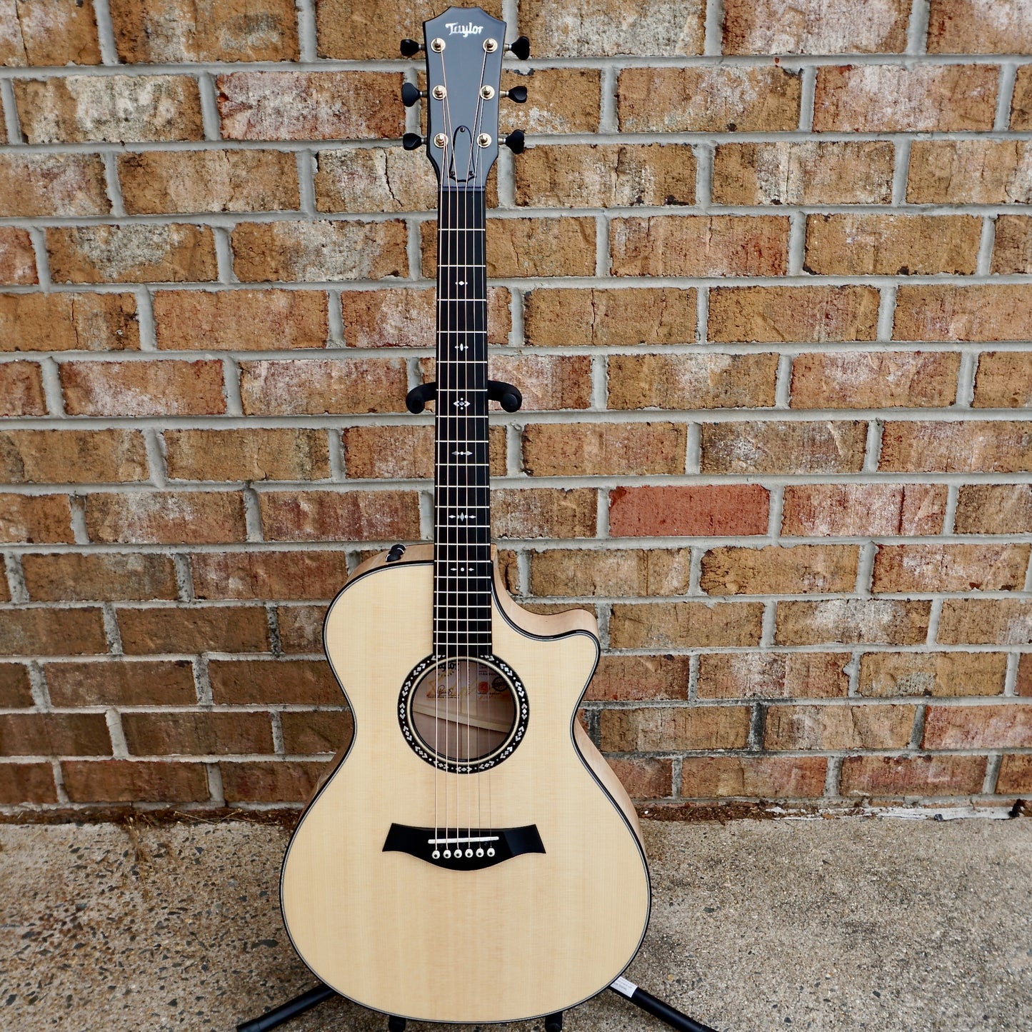 Taylor Custom #7 NAMM Show B4007 - Grand Concert, Lutz Spruce/Flamed Maple