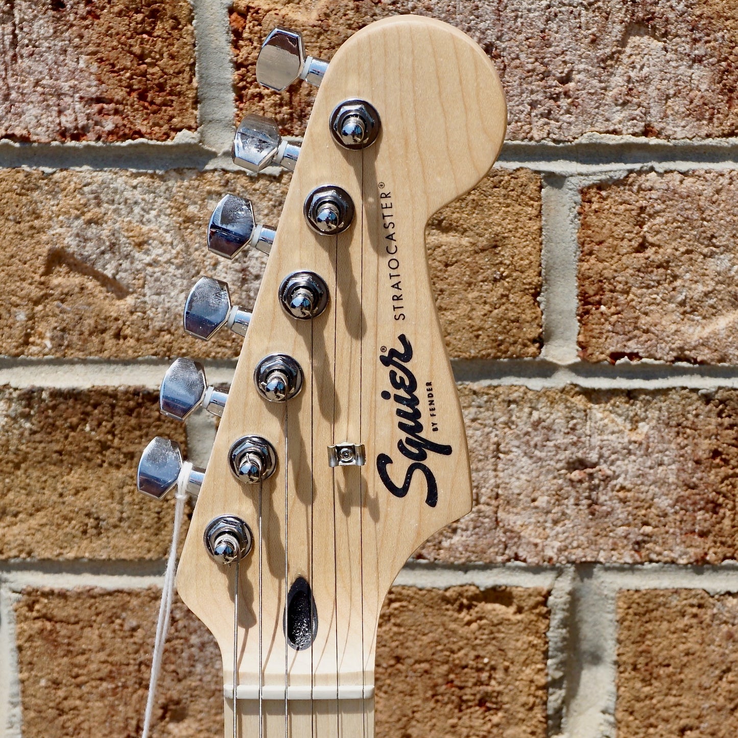 Squier Sonic Stratocaster HSS Maple Fingerboard Black Pickguard Black