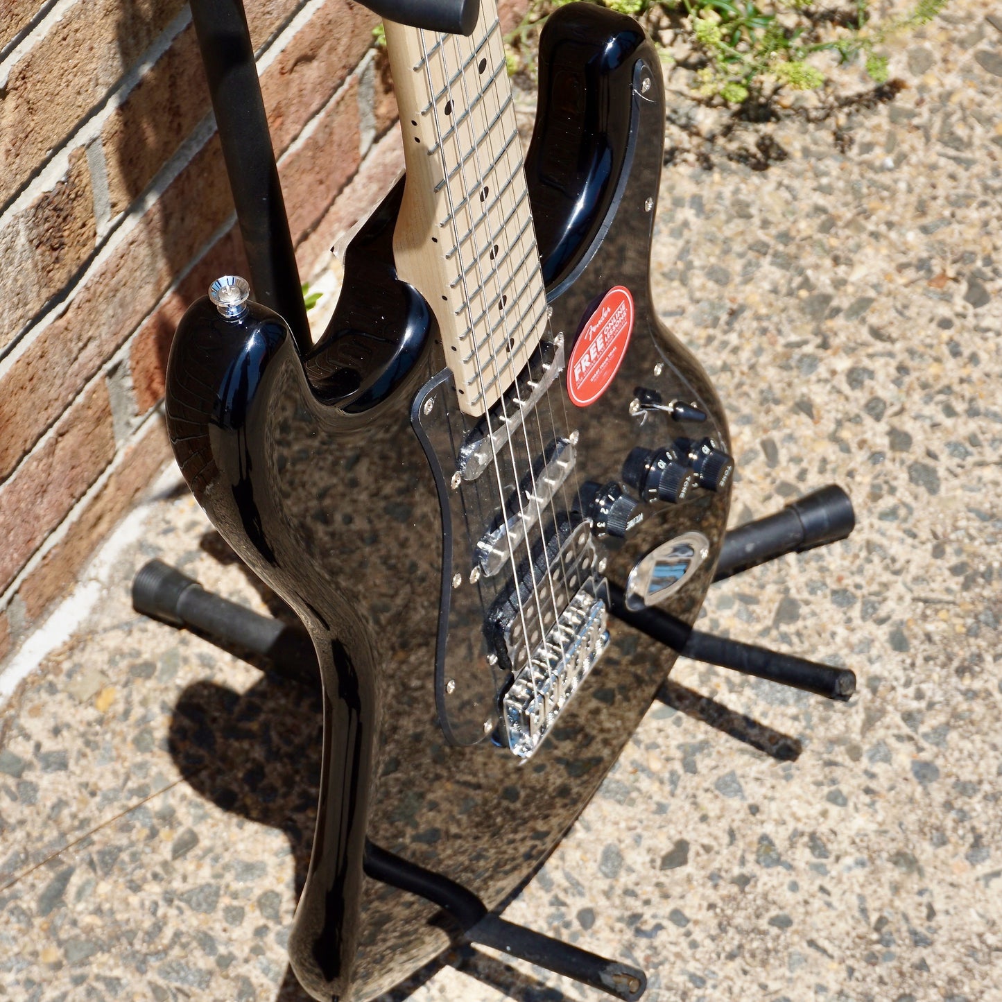 Squier Sonic Stratocaster HSS Maple Fingerboard Black Pickguard Black