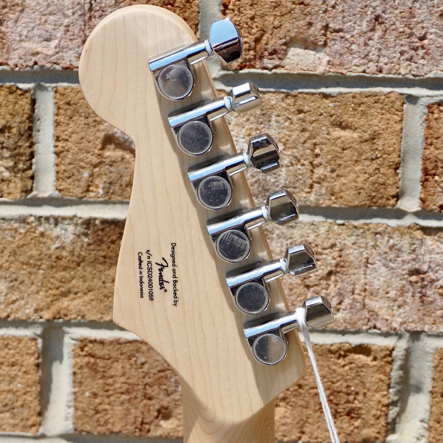 Squier Sonic Stratocaster HSS Maple Fingerboard Black Pickguard Black