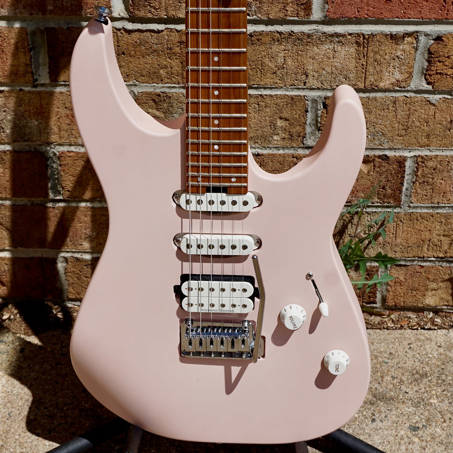Charvel Pro-Mod DK24 HSS 2PT CM Caramelized Maple Fingerboard Satin Shell Pink