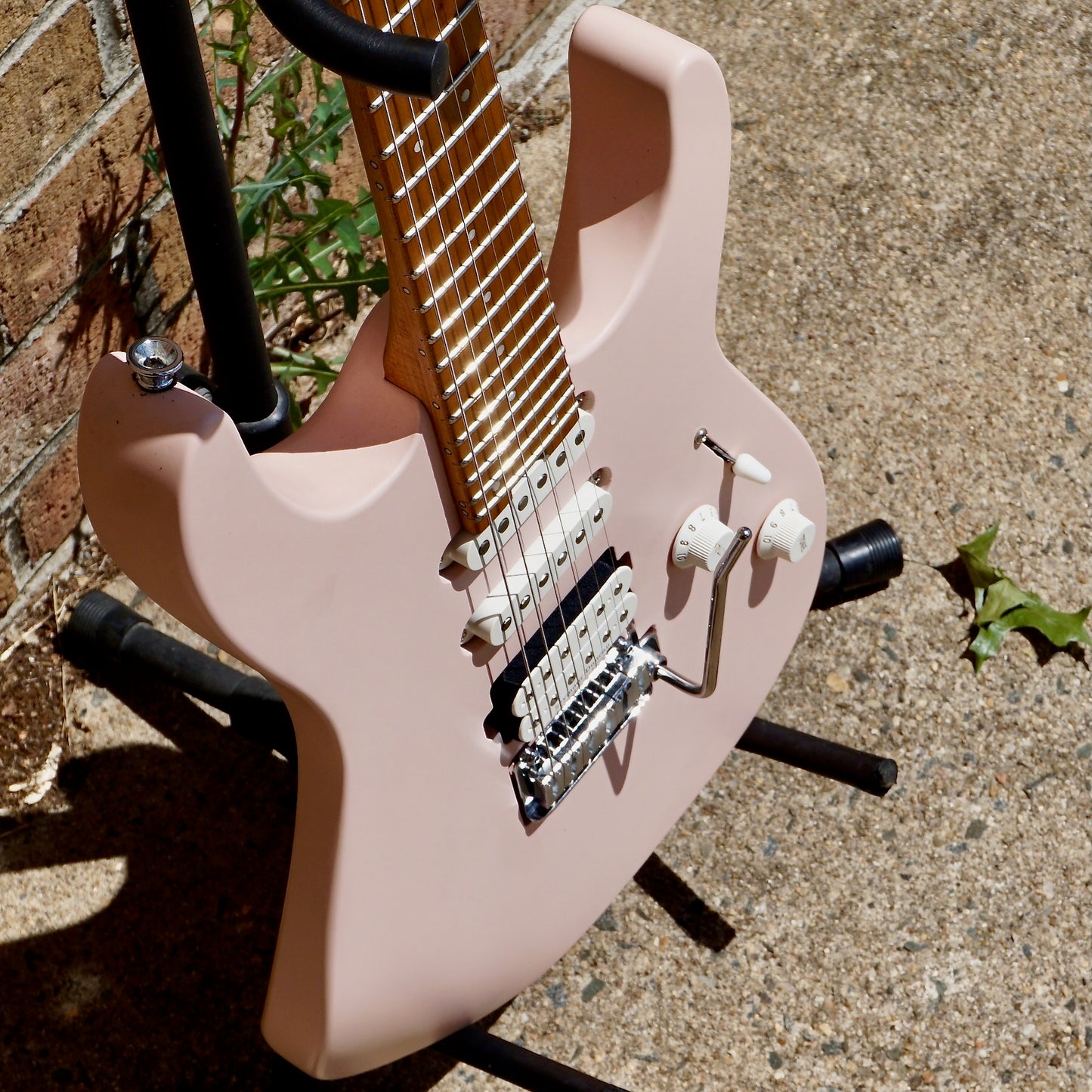 Charvel Pro-Mod DK24 HSS 2PT CM Caramelized Maple Fingerboard Satin Shell Pink