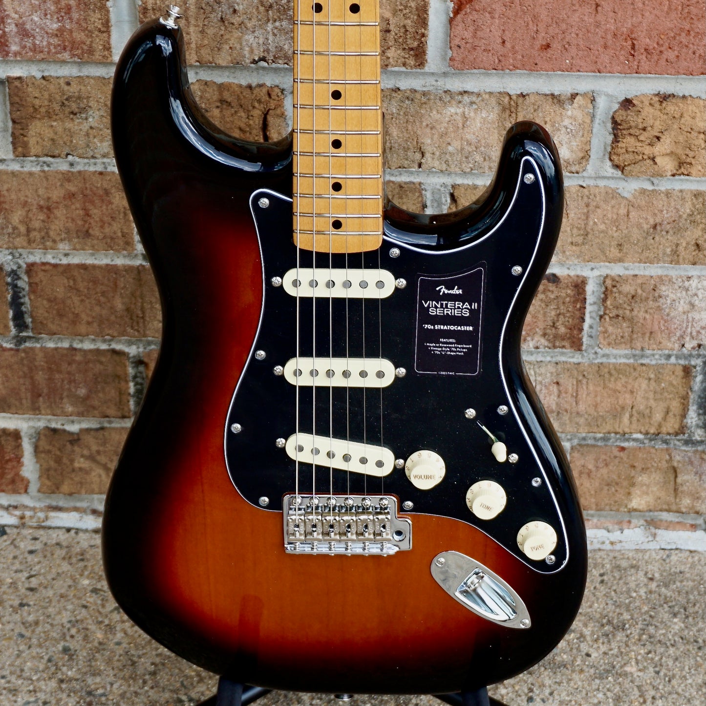 Fender Vintera II '70s Stratocaster Maple Fingerboard 3-Color Sunburst