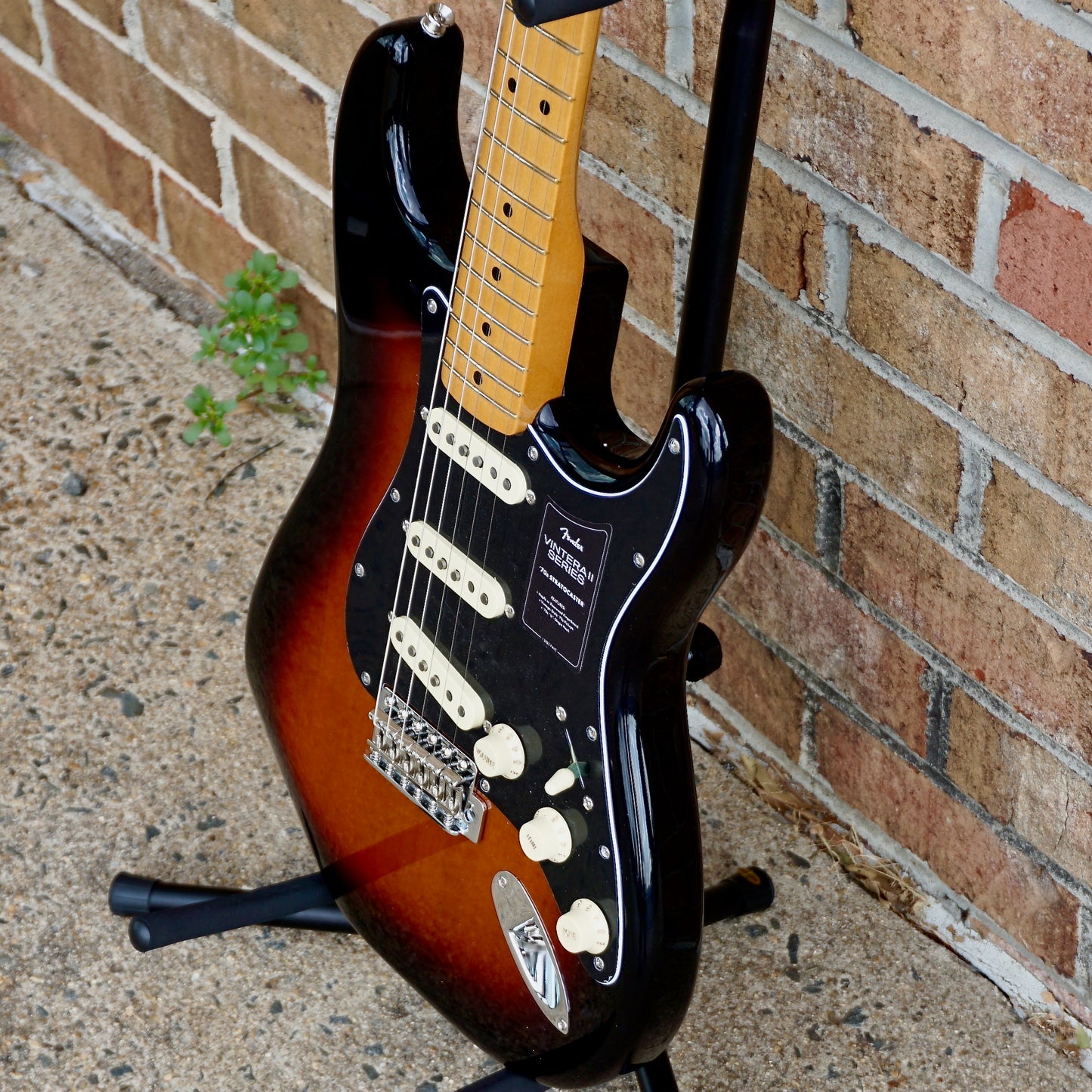 Fender Vintera II '70s Stratocaster Maple Fingerboard 3-Color Sunburst