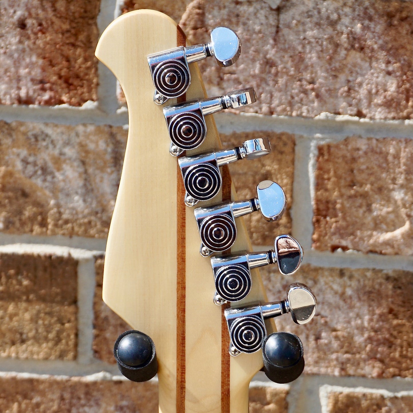 Aio Guitars S2SSH Walnut