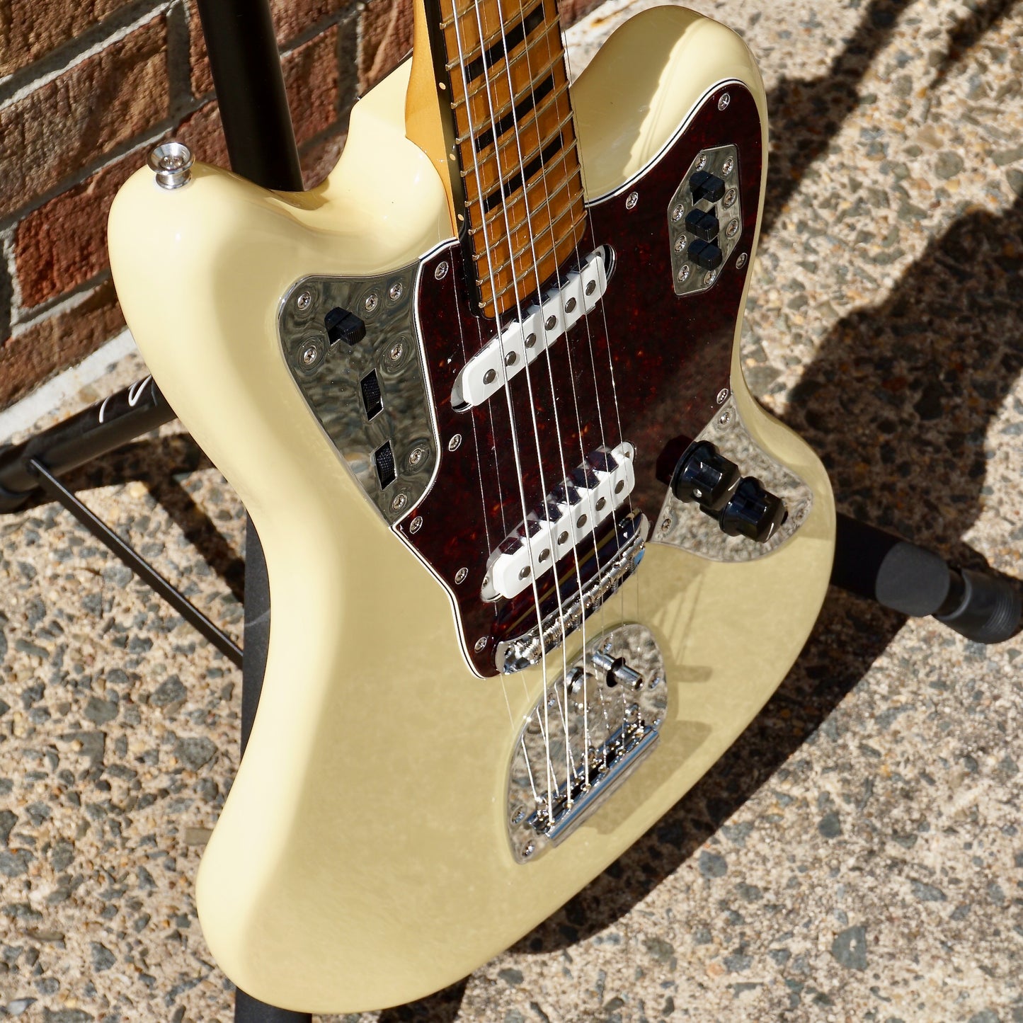 Fender Vintera II '70s Jaguar Maple Fingerboard Vintage White