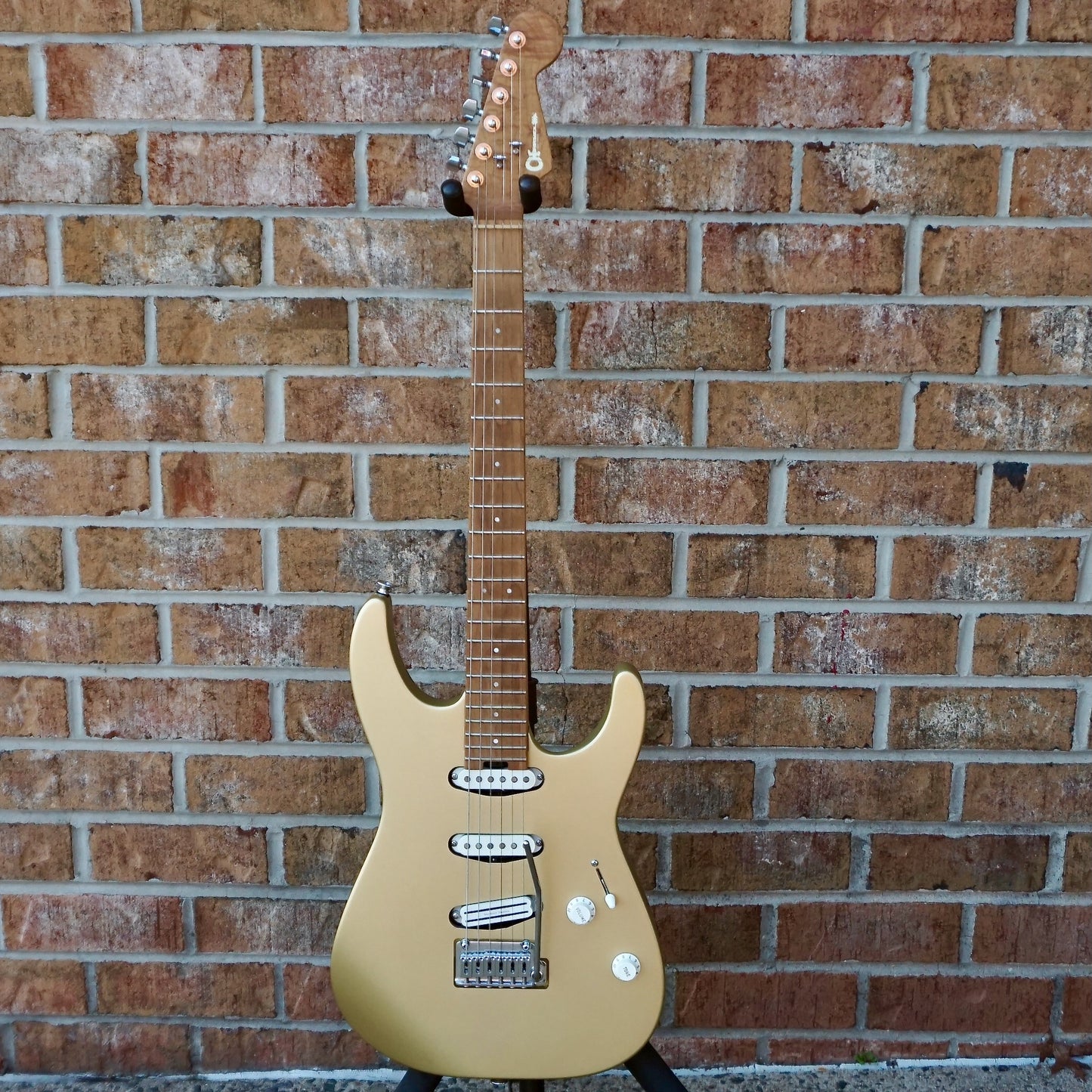 Charvel Pro-Mod DK22 SSS 2PT CM Caramelized Maple Fingerboard Pharaohs Gold