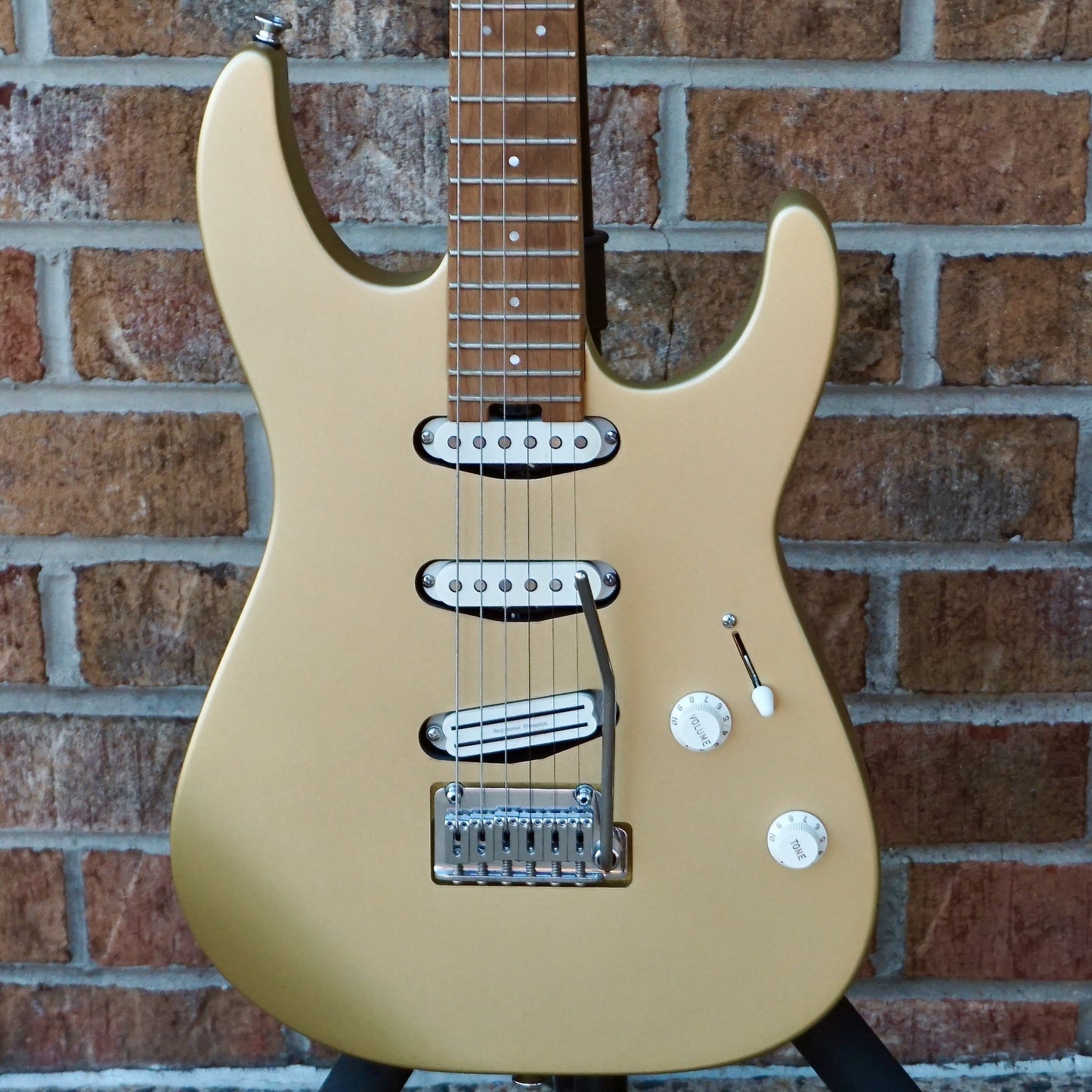 Charvel Pro-Mod DK22 SSS 2PT CM Caramelized Maple Fingerboard Pharaohs Gold