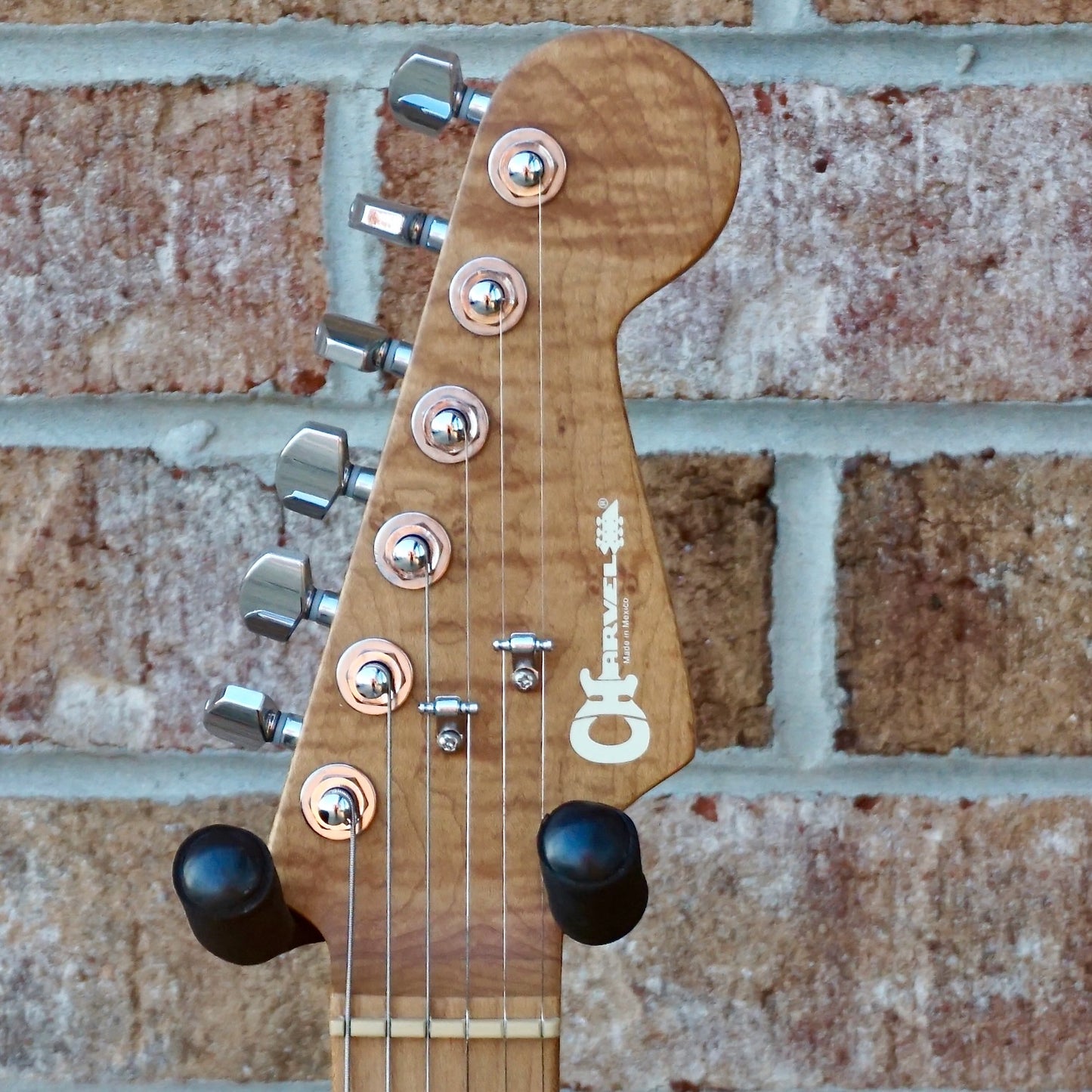 Charvel Pro-Mod DK22 SSS 2PT CM Caramelized Maple Fingerboard Pharaohs Gold