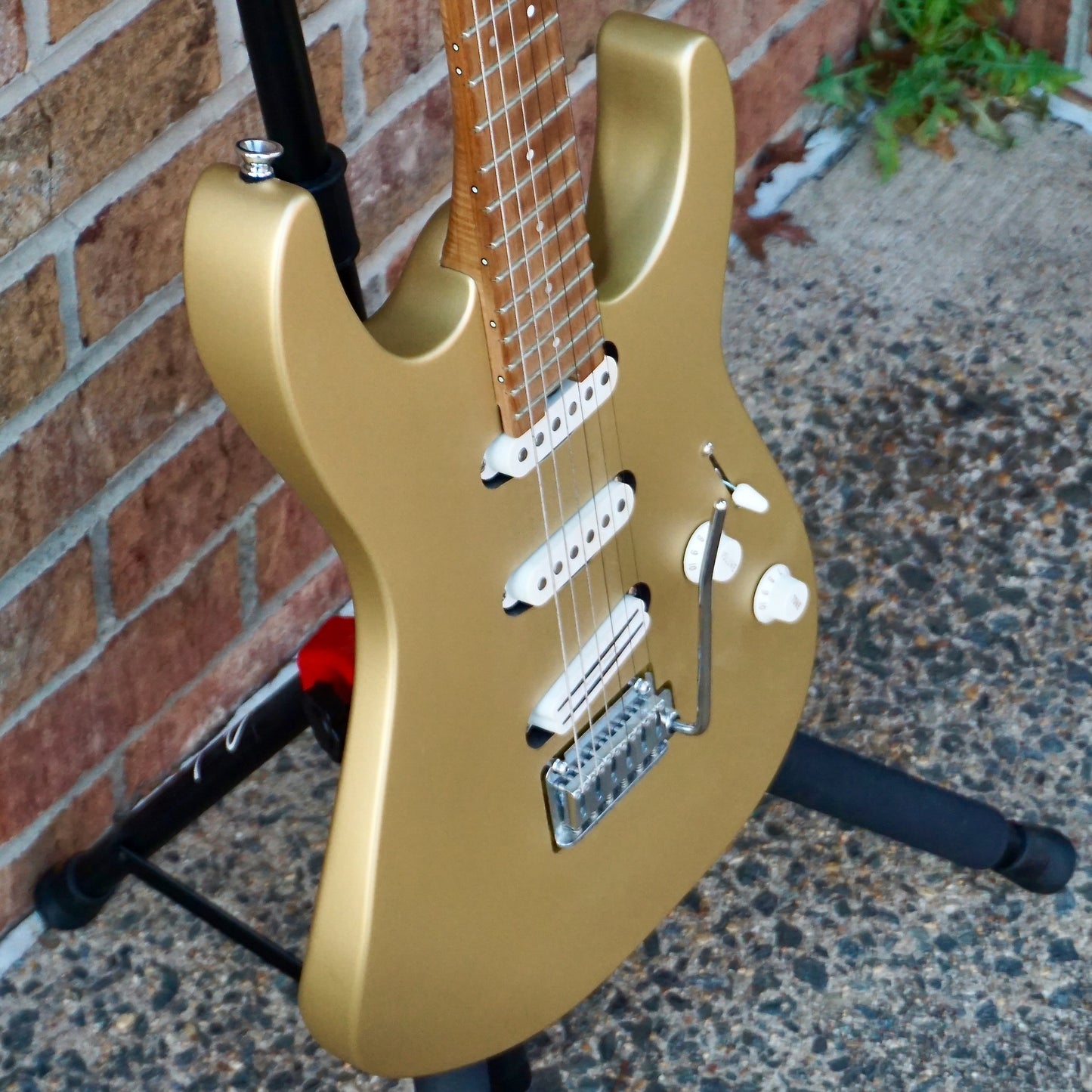 Charvel Pro-Mod DK22 SSS 2PT CM Caramelized Maple Fingerboard Pharaohs Gold