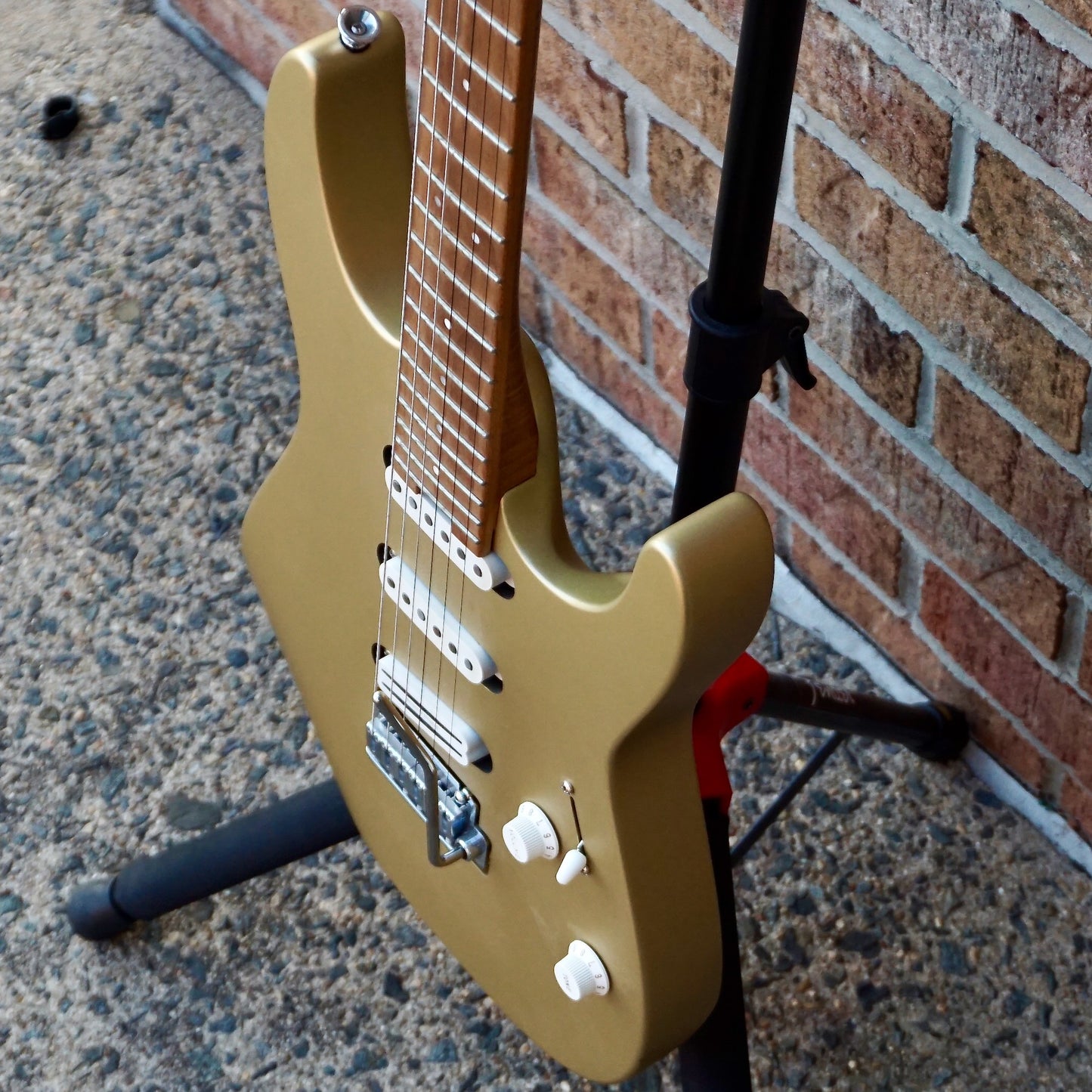 Charvel Pro-Mod DK22 SSS 2PT CM Caramelized Maple Fingerboard Pharaohs Gold