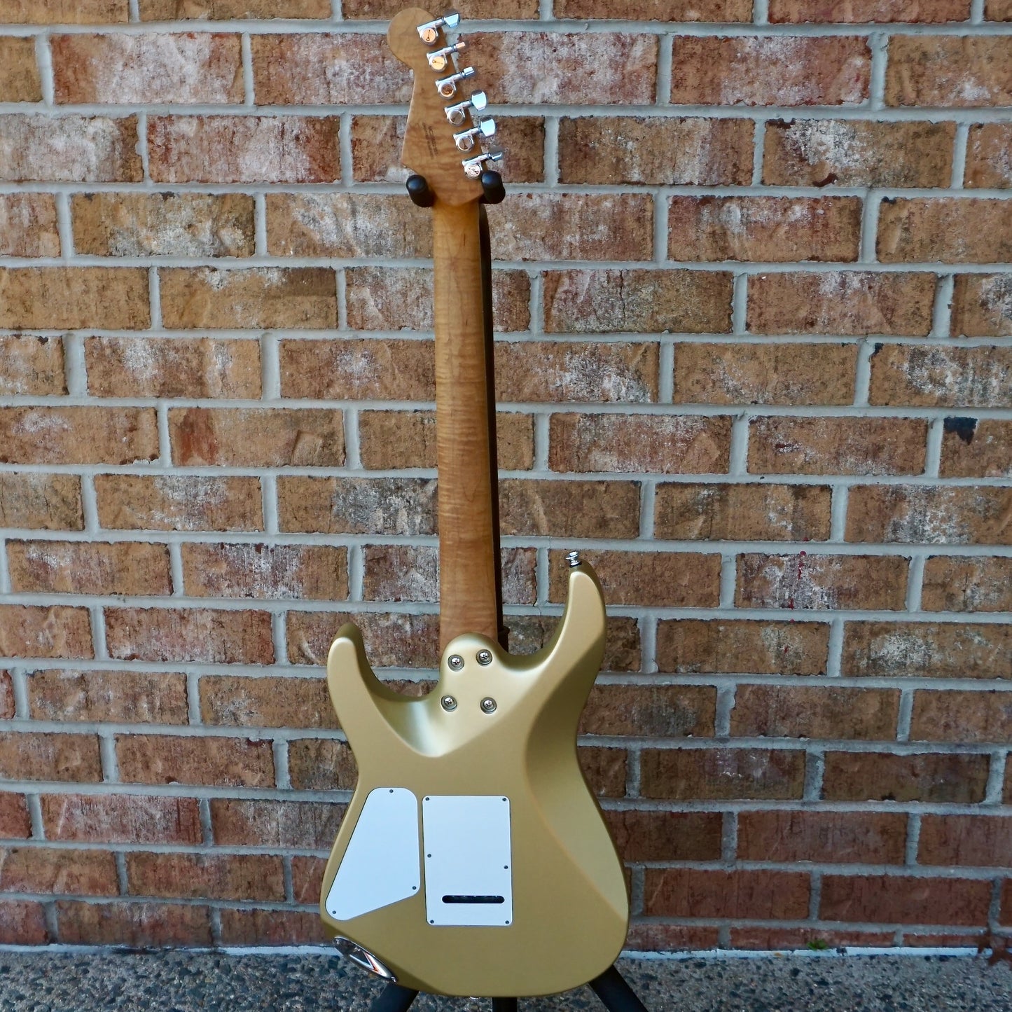 Charvel Pro-Mod DK22 SSS 2PT CM Caramelized Maple Fingerboard Pharaohs Gold