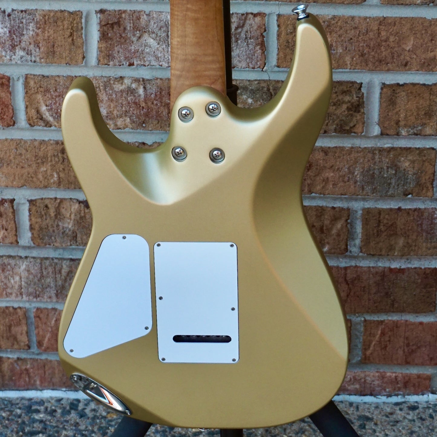 Charvel Pro-Mod DK22 SSS 2PT CM Caramelized Maple Fingerboard Pharaohs Gold