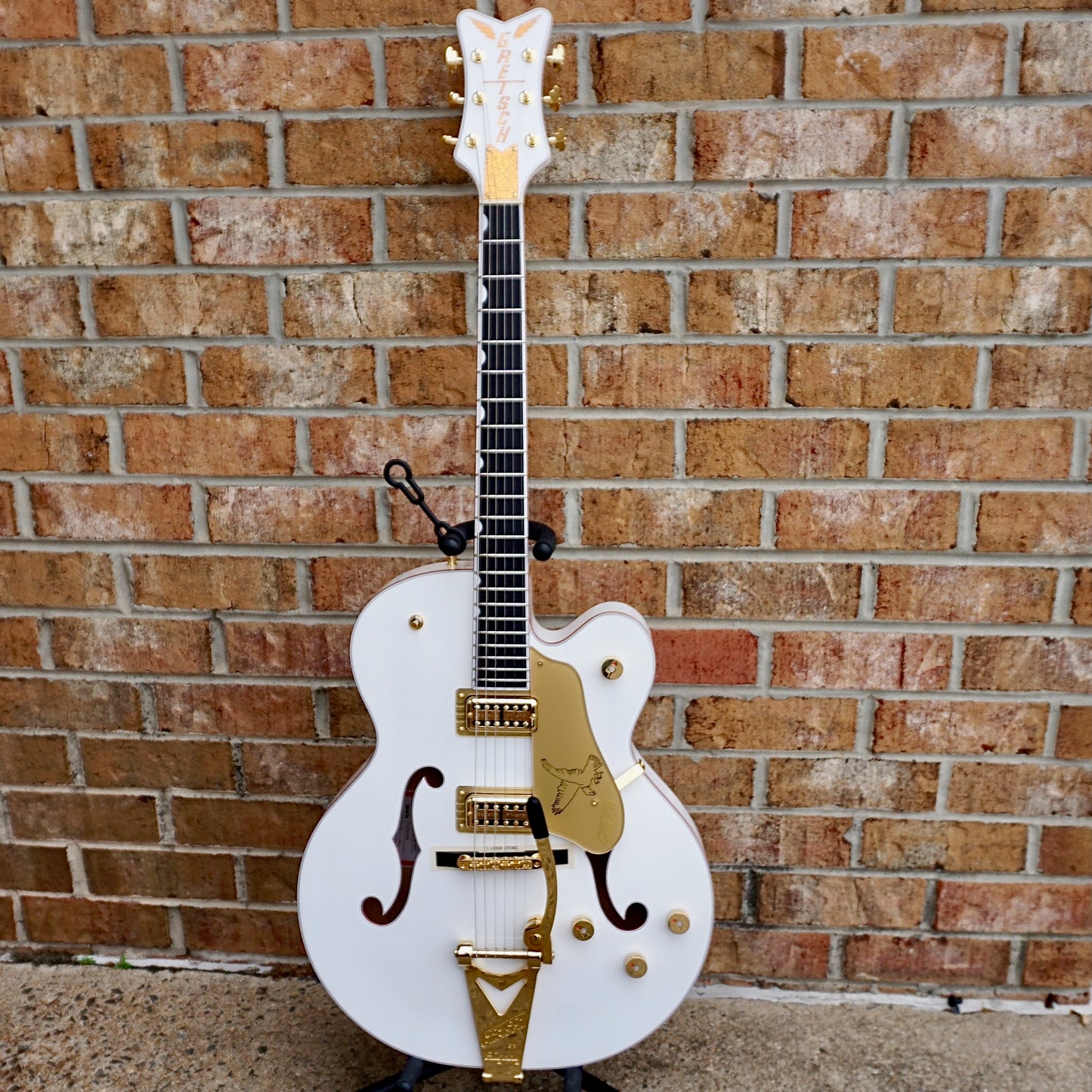 Gretsch G6136TG Players Edition Falcon Hollow Body with String-Thru Bigsby and Gold Hardware Ebony Fingerboard White