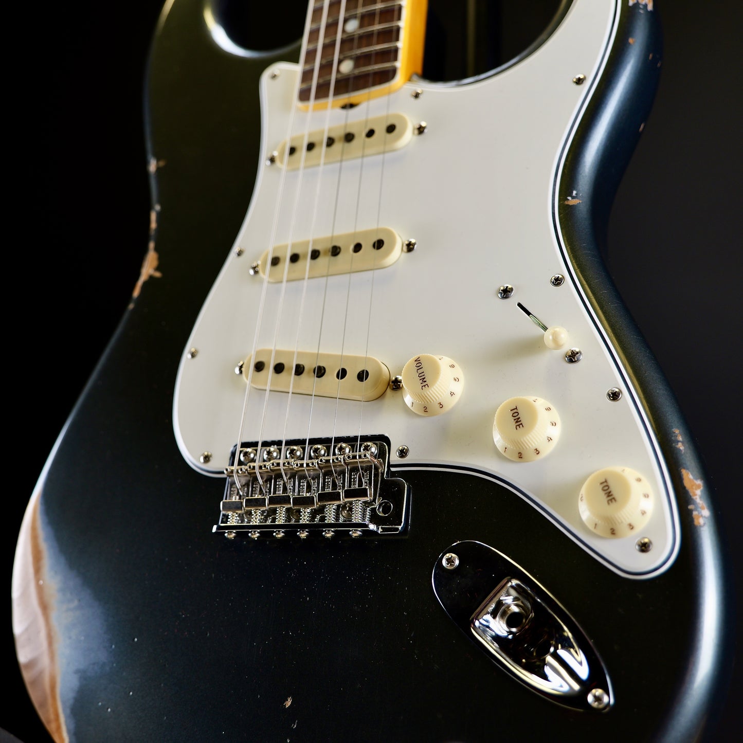 Fender Custom Shop 1967 Stratocaster Relic with Closet Classic Hardware 3A Rosewood Fingerboard Aged Charcoal Frost Metallic