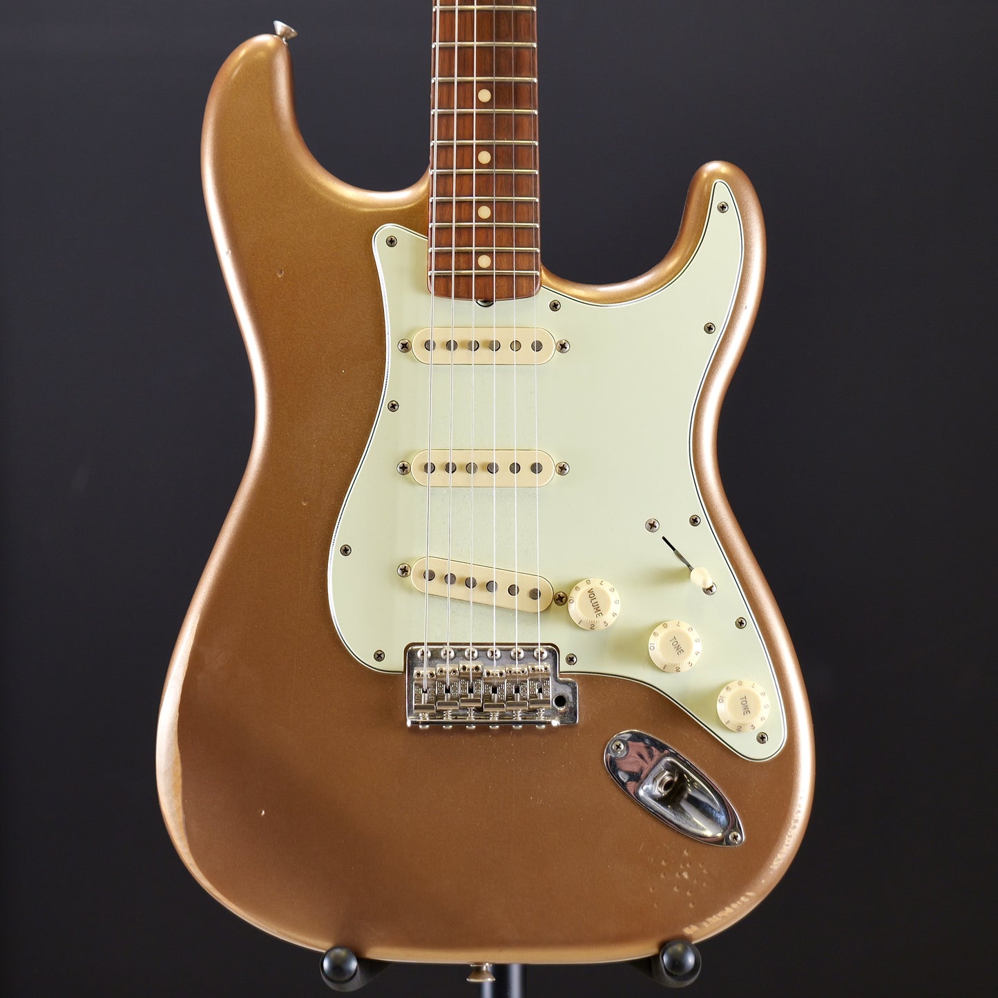 Fender Vintera Road Worn '60s Stratocaster Pau Ferro Fingerboard Firemist Gold