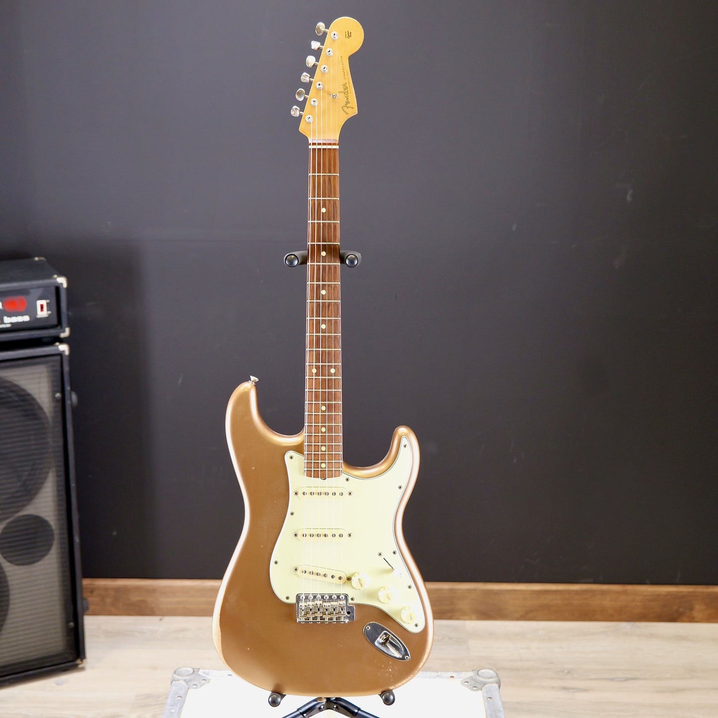 Fender Vintera Road Worn '60s Stratocaster Pau Ferro Fingerboard Firemist Gold