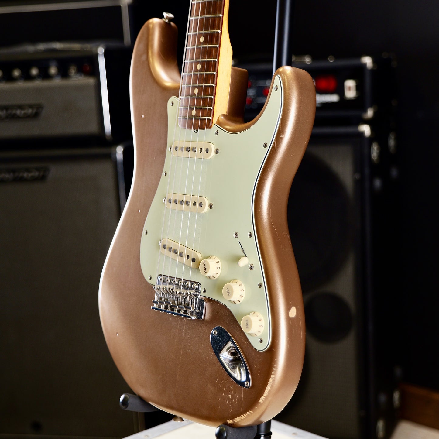 Fender Vintera Road Worn '60s Stratocaster Pau Ferro Fingerboard Firemist Gold