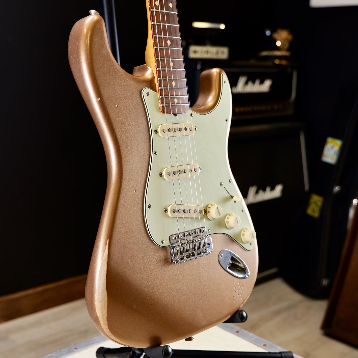 Fender Vintera Road Worn '60s Stratocaster Pau Ferro Fingerboard Firemist Gold