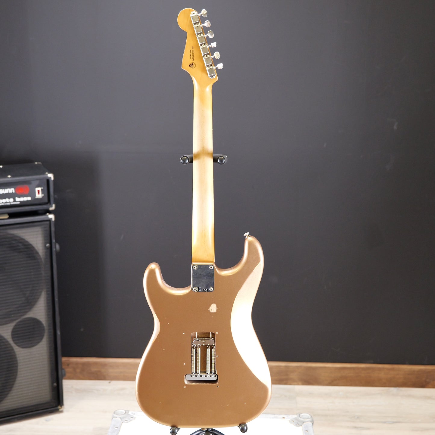 Fender Vintera Road Worn '60s Stratocaster Pau Ferro Fingerboard Firemist Gold
