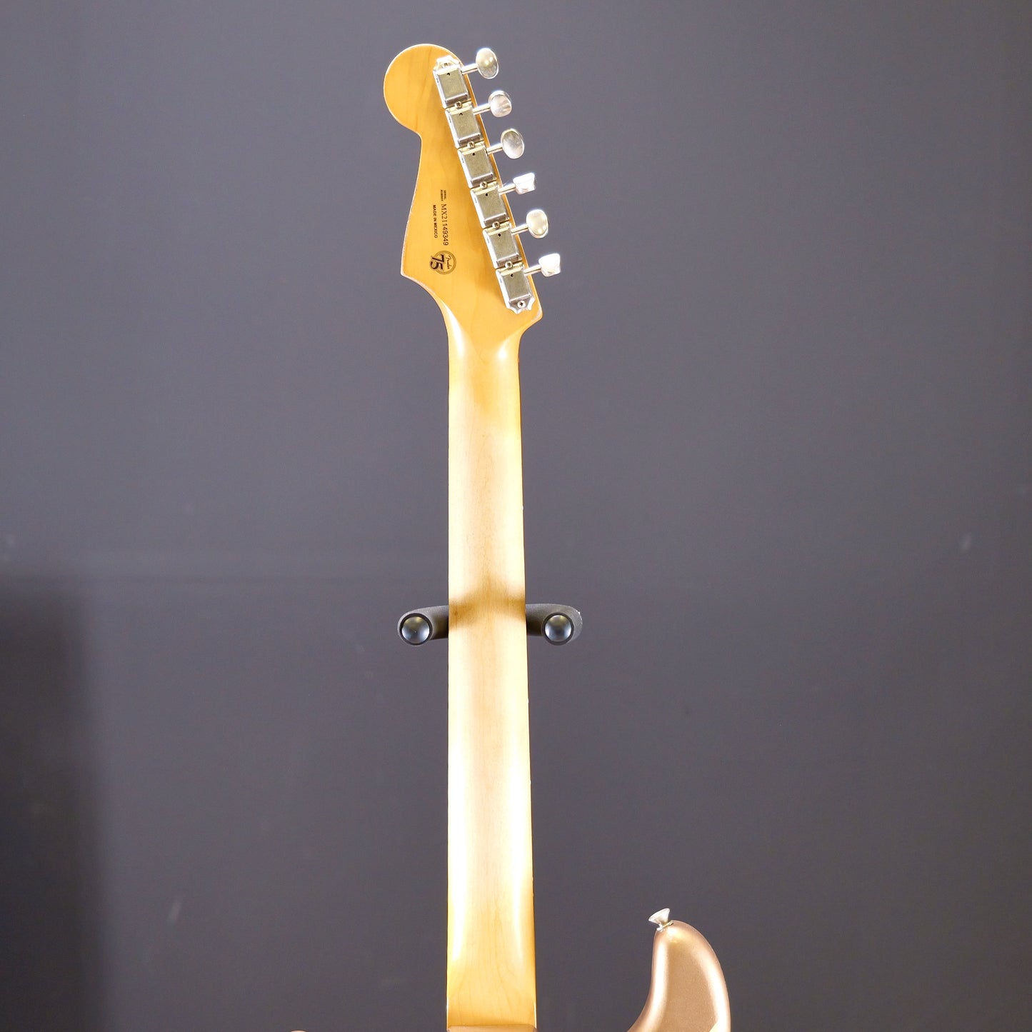 Fender Vintera Road Worn '60s Stratocaster Pau Ferro Fingerboard Firemist Gold
