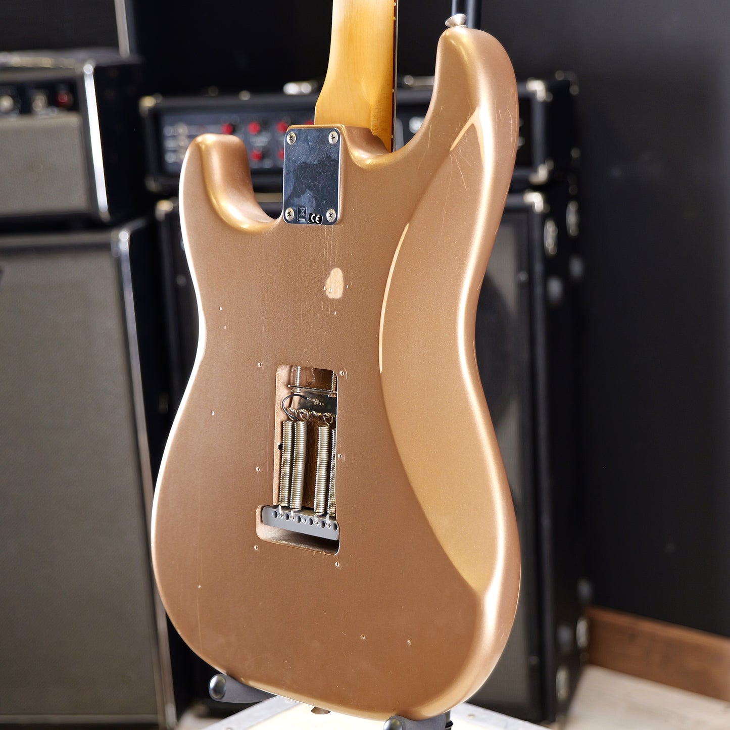 Fender Vintera Road Worn '60s Stratocaster Pau Ferro Fingerboard Firemist Gold