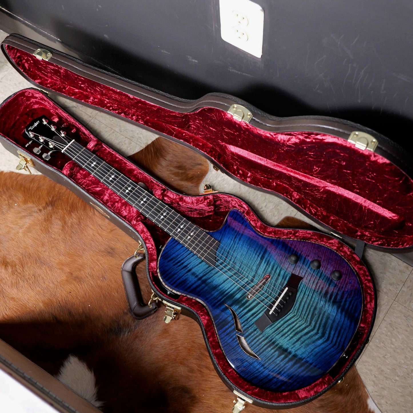 Taylor NAMM 2024 Custom #37: CT5z B4037 – T5z Smoky Maple/Urban Ash Midnight Sapphire