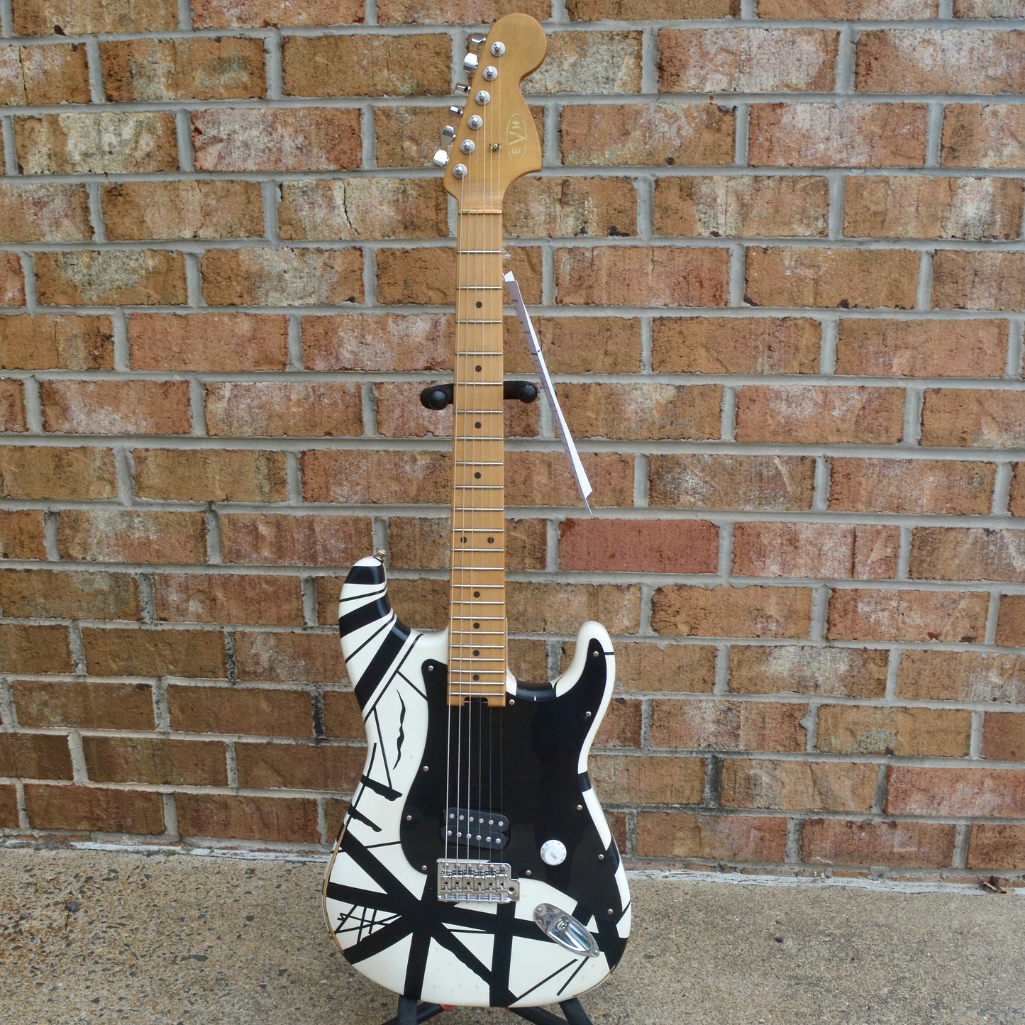 EVH Striped Series '78 Eruption, Maple Fingerboard, White with Black Stripes Relic