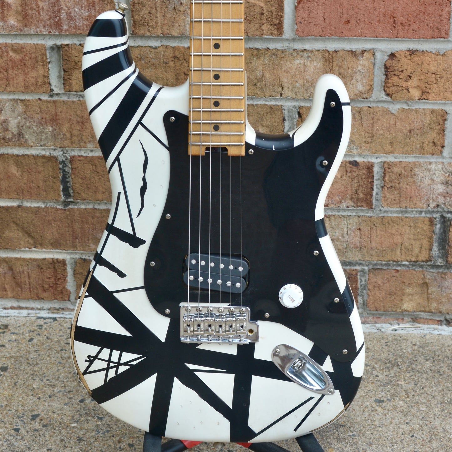 EVH Striped Series '78 Eruption, Maple Fingerboard, White with Black Stripes Relic