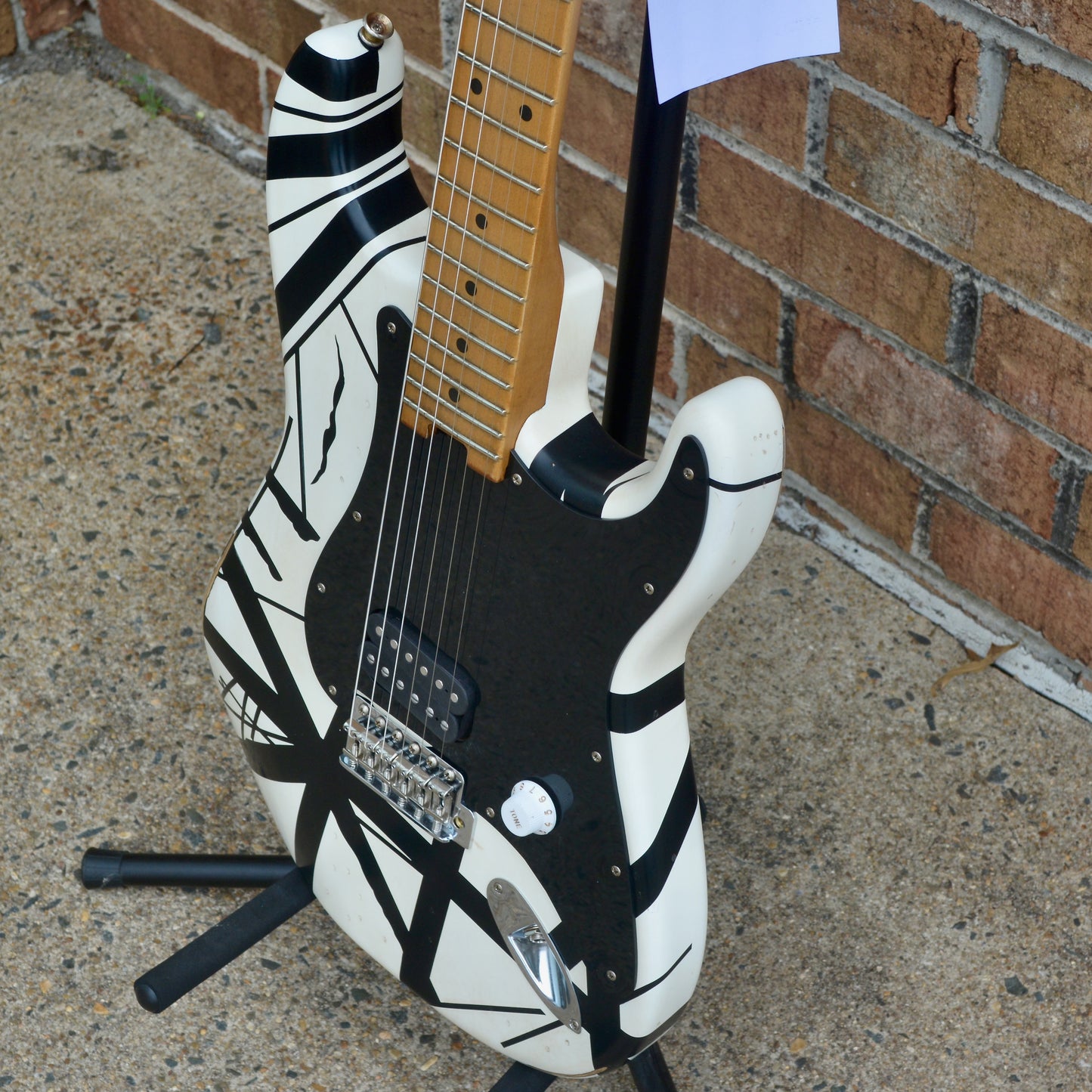 EVH Striped Series '78 Eruption, Maple Fingerboard, White with Black Stripes Relic