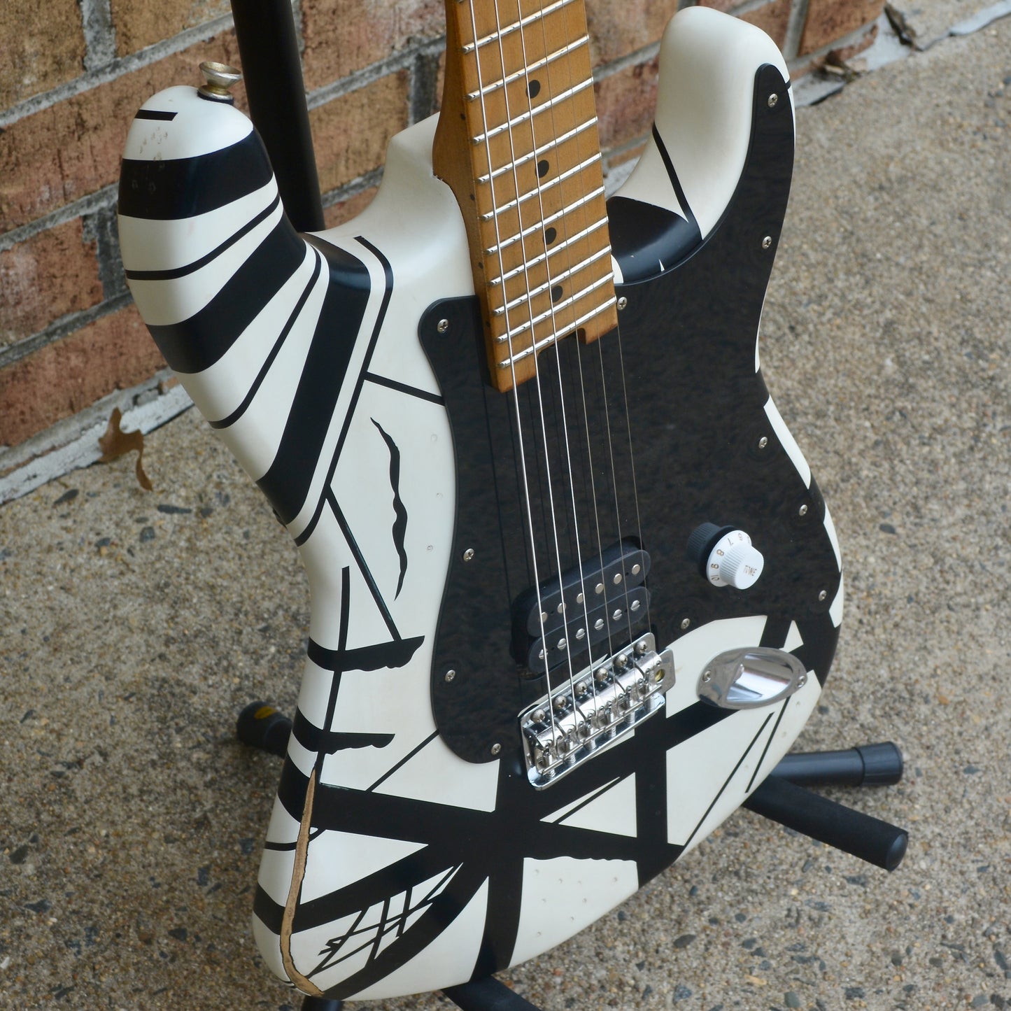 EVH Striped Series '78 Eruption, Maple Fingerboard, White with Black Stripes Relic