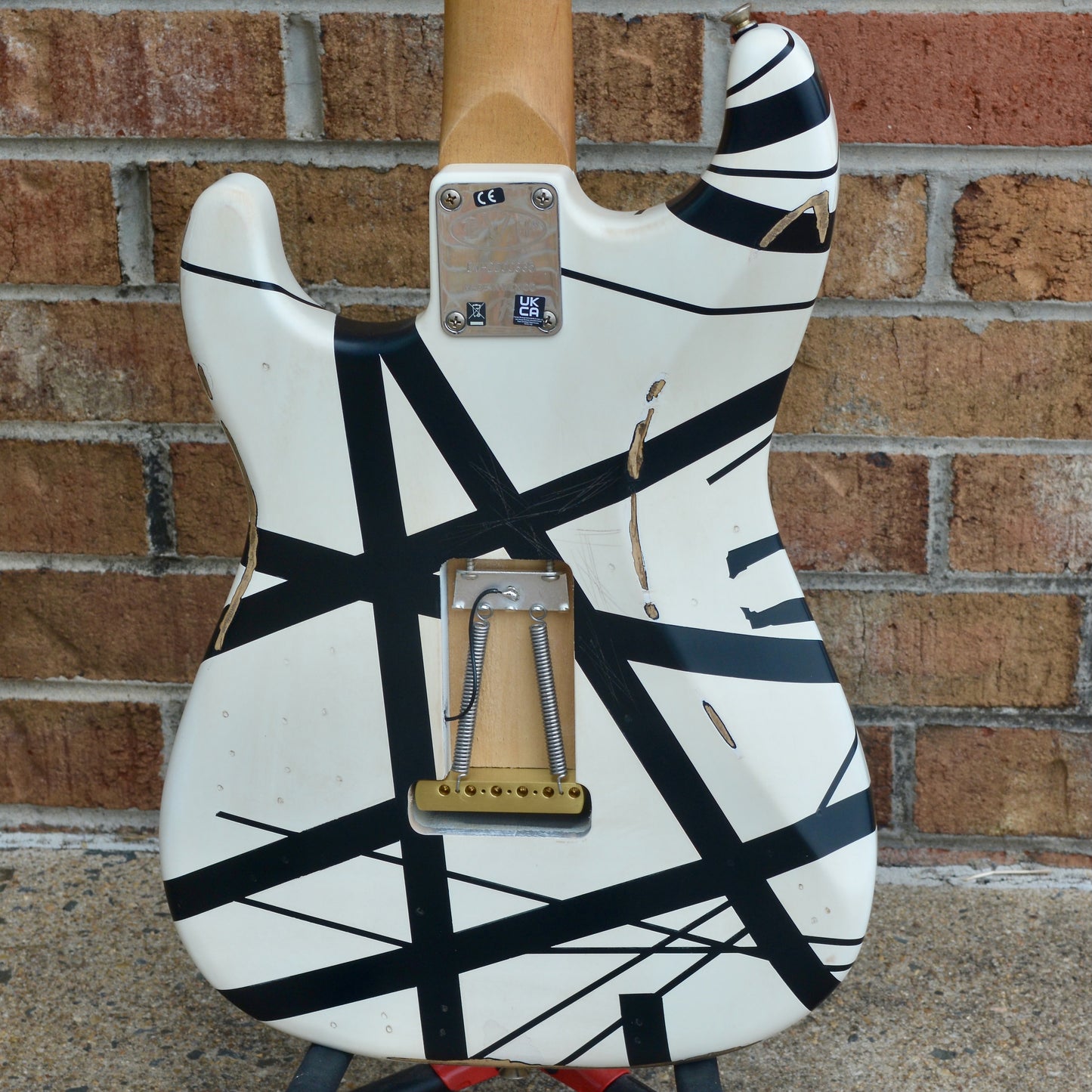 EVH Striped Series '78 Eruption, Maple Fingerboard, White with Black Stripes Relic