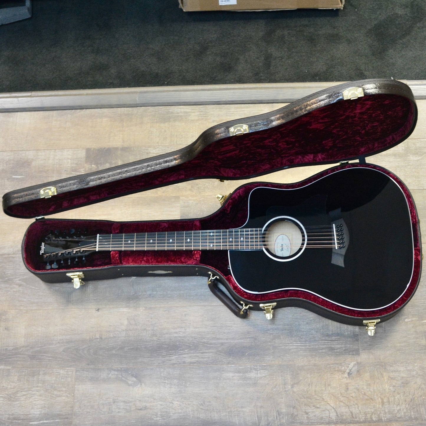 Taylor 250ce-BLK DLX