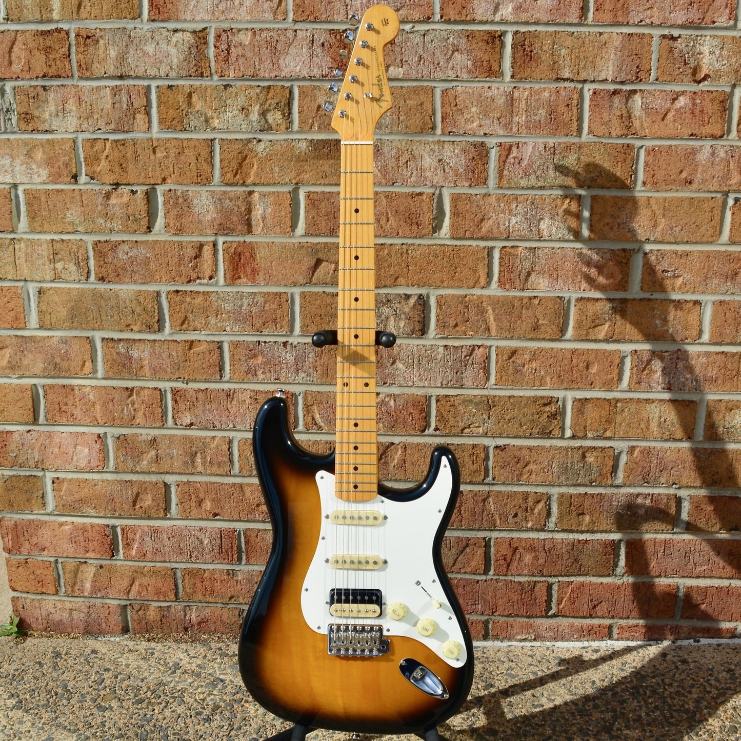 Fender JV Modified '50s Stratocaster® HSS, Maple Fingerboard, 2-Color Sunburst