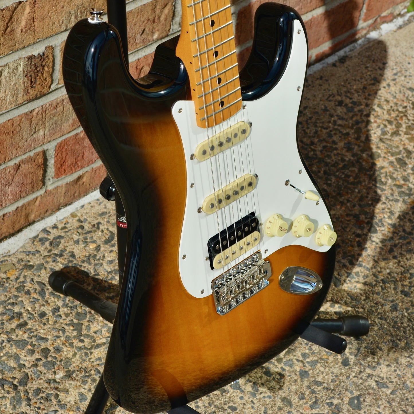 Fender JV Modified '50s Stratocaster® HSS, Maple Fingerboard, 2-Color Sunburst