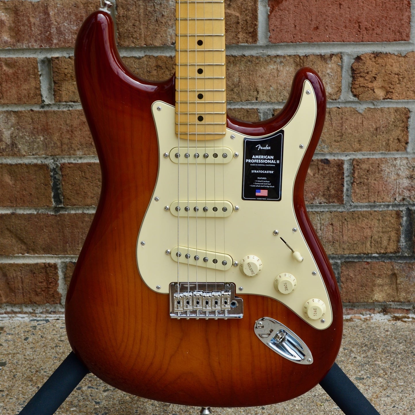Fender American Professional II Stratocaster®, Maple Fingerboard, Sienna Sunburst