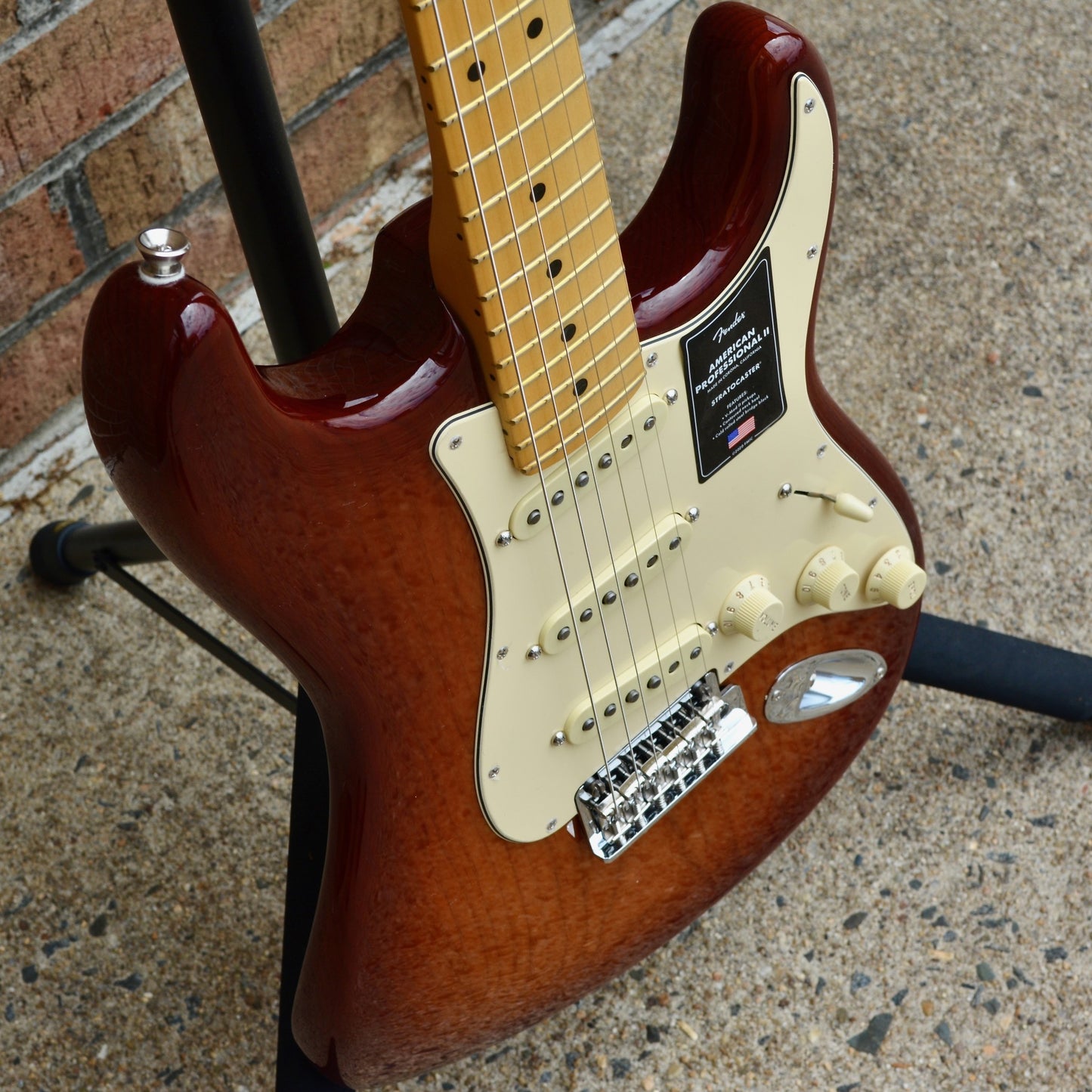 Fender American Professional II Stratocaster®, Maple Fingerboard, Sienna Sunburst