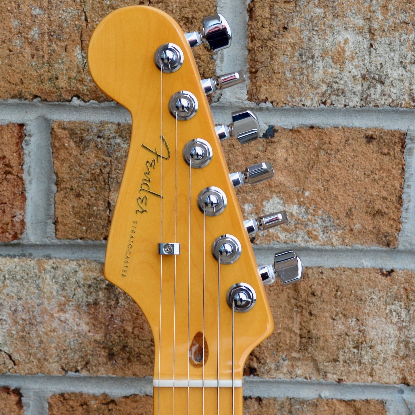 Fender American Ultra Stratocaster® Left-Hand, Maple Fingerboard, Ultraburst