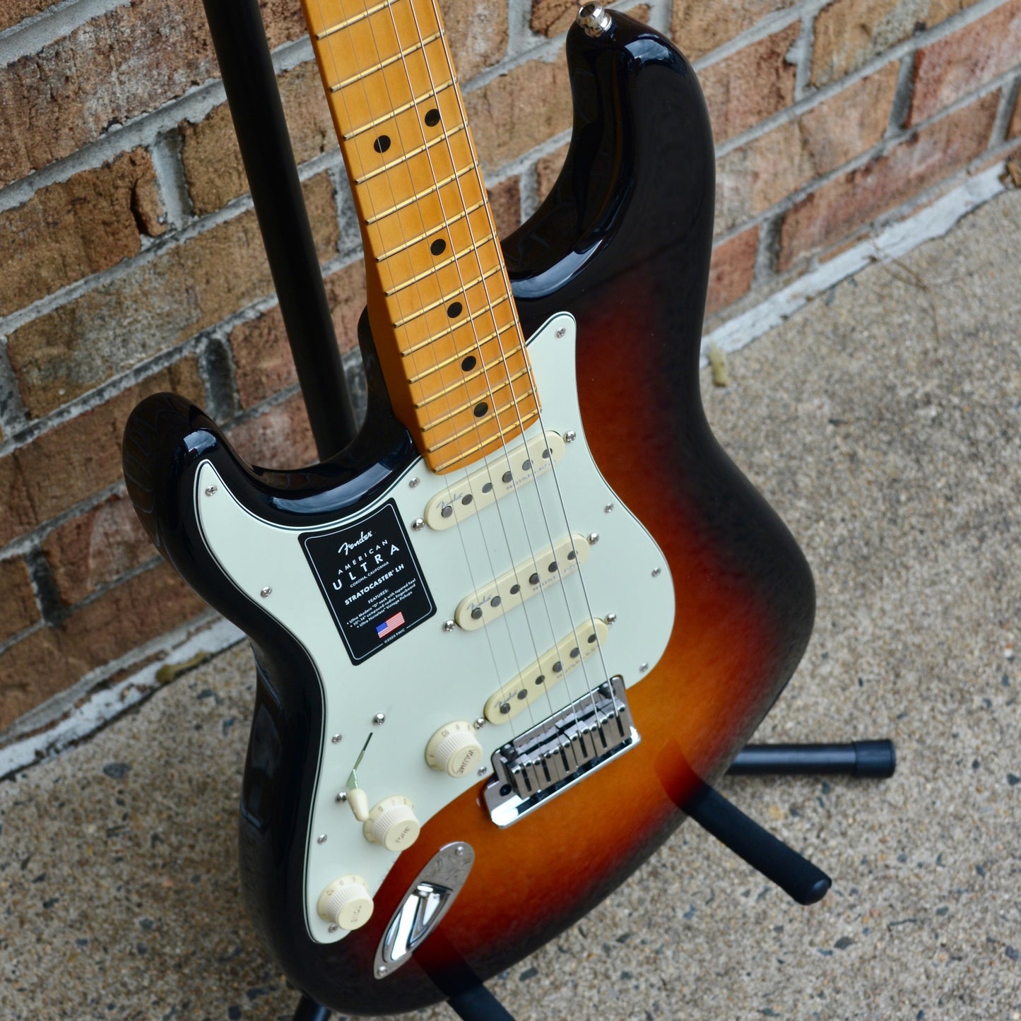 Fender American Ultra Stratocaster® Left-Hand, Maple Fingerboard, Ultraburst