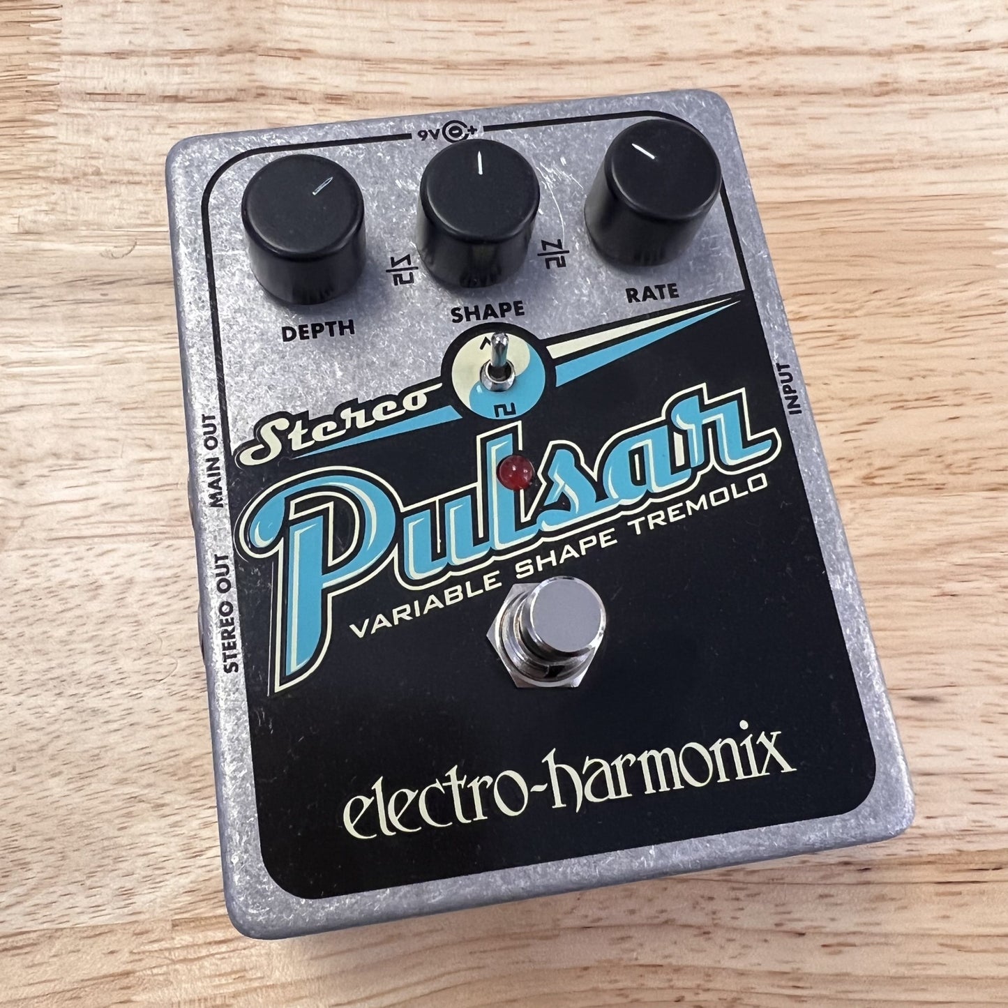 Electro-Harmonix Stereo Pulsar Variable Shape Analog Tremolo