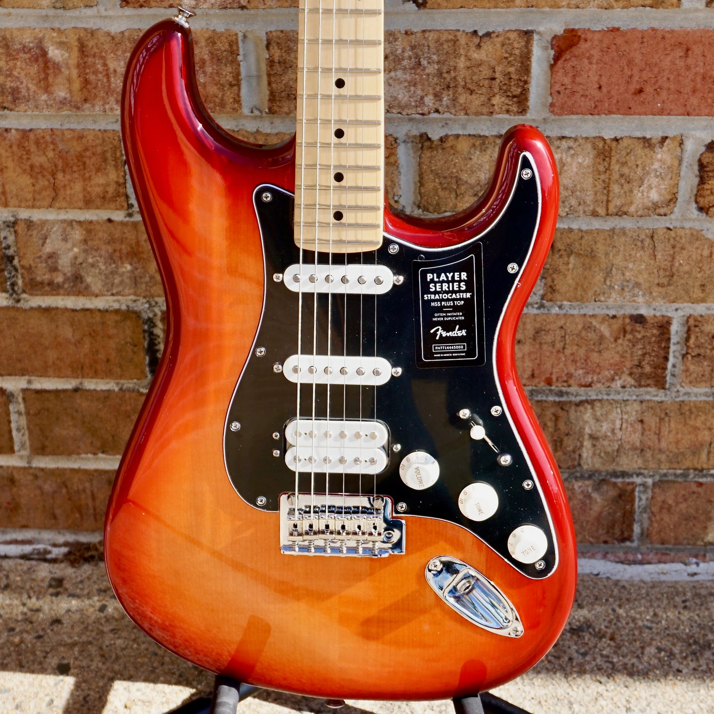 Fender Player Stratocaster HSS Plus Top, Maple Fingerboard Aged Cherry Burst