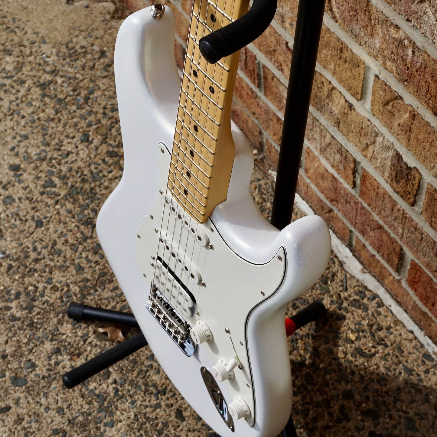 Fender Juanes Stratocaster Maple Fingerboard Luna White
