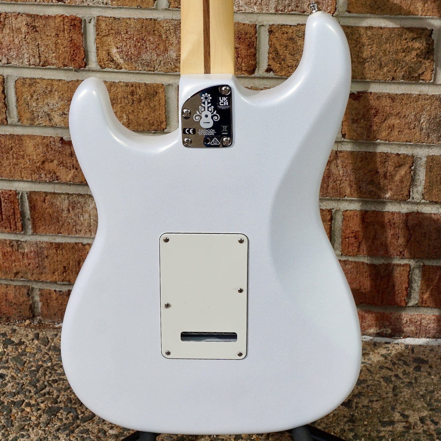 Fender Juanes Stratocaster Maple Fingerboard Luna White