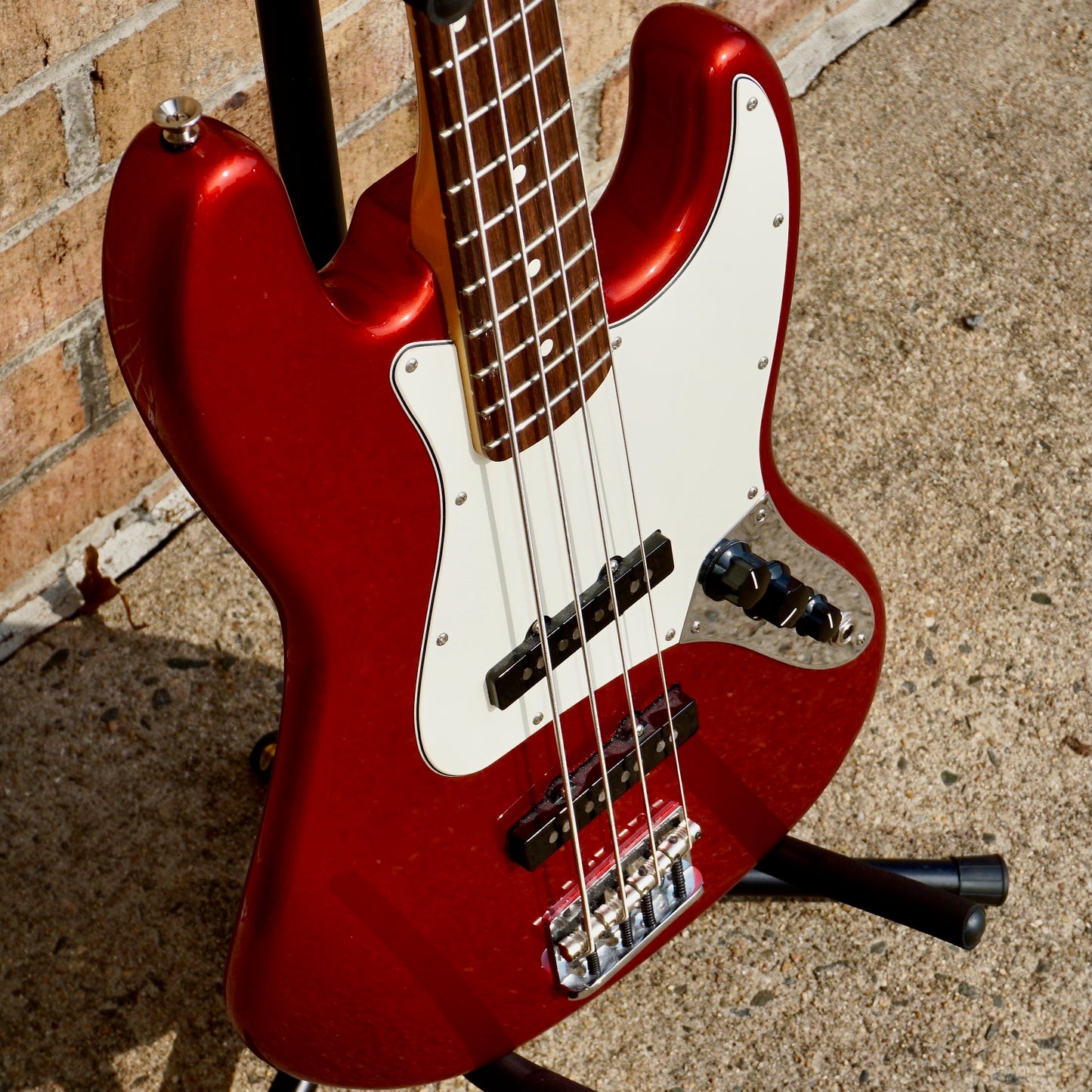 Fender American Pro Jazz Bass®, Rosewood Fingerboard, Candy Apple Red