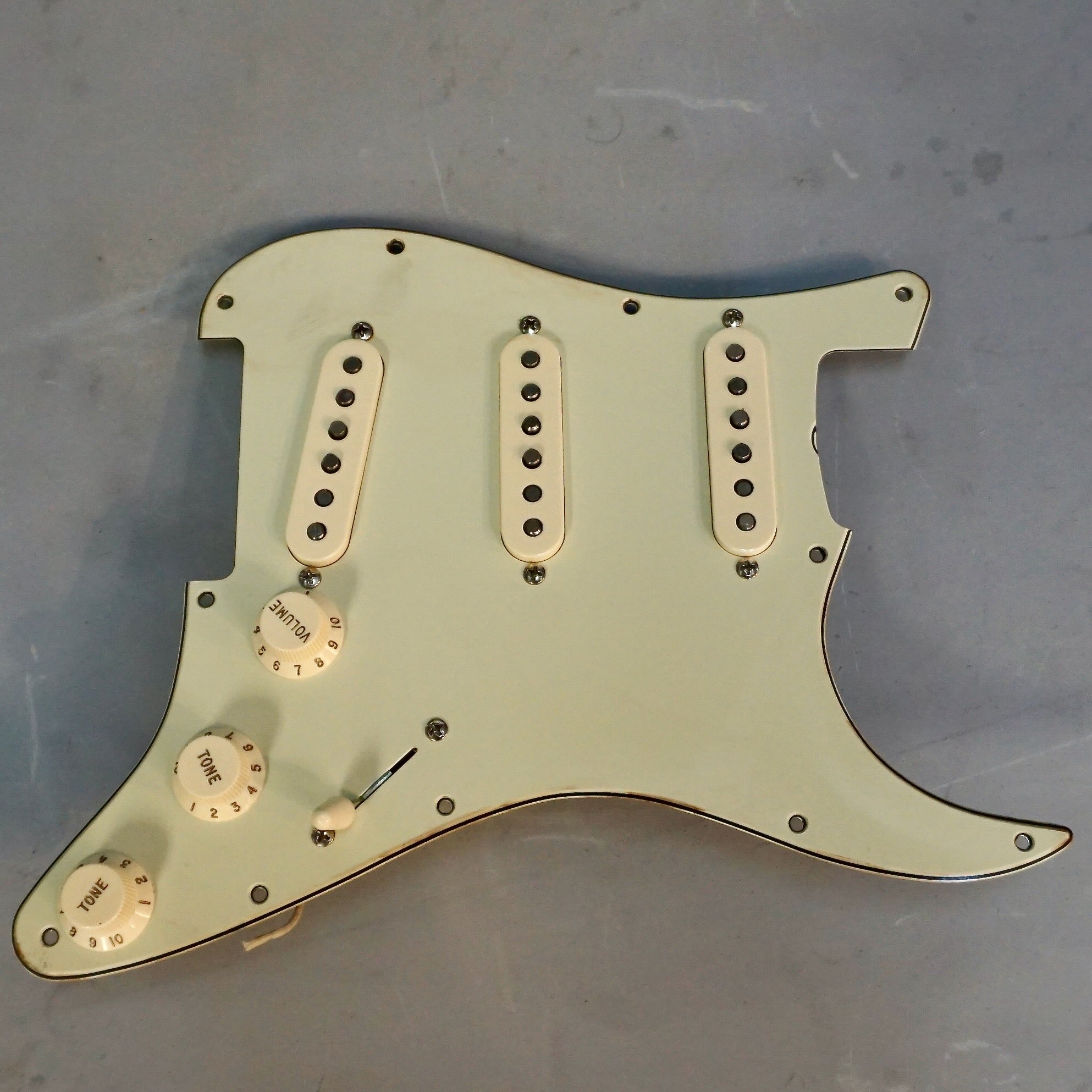 Fender Pre-Wired Strat Pickguard Original '57/'62 SSS Parchment 11 Hole PG